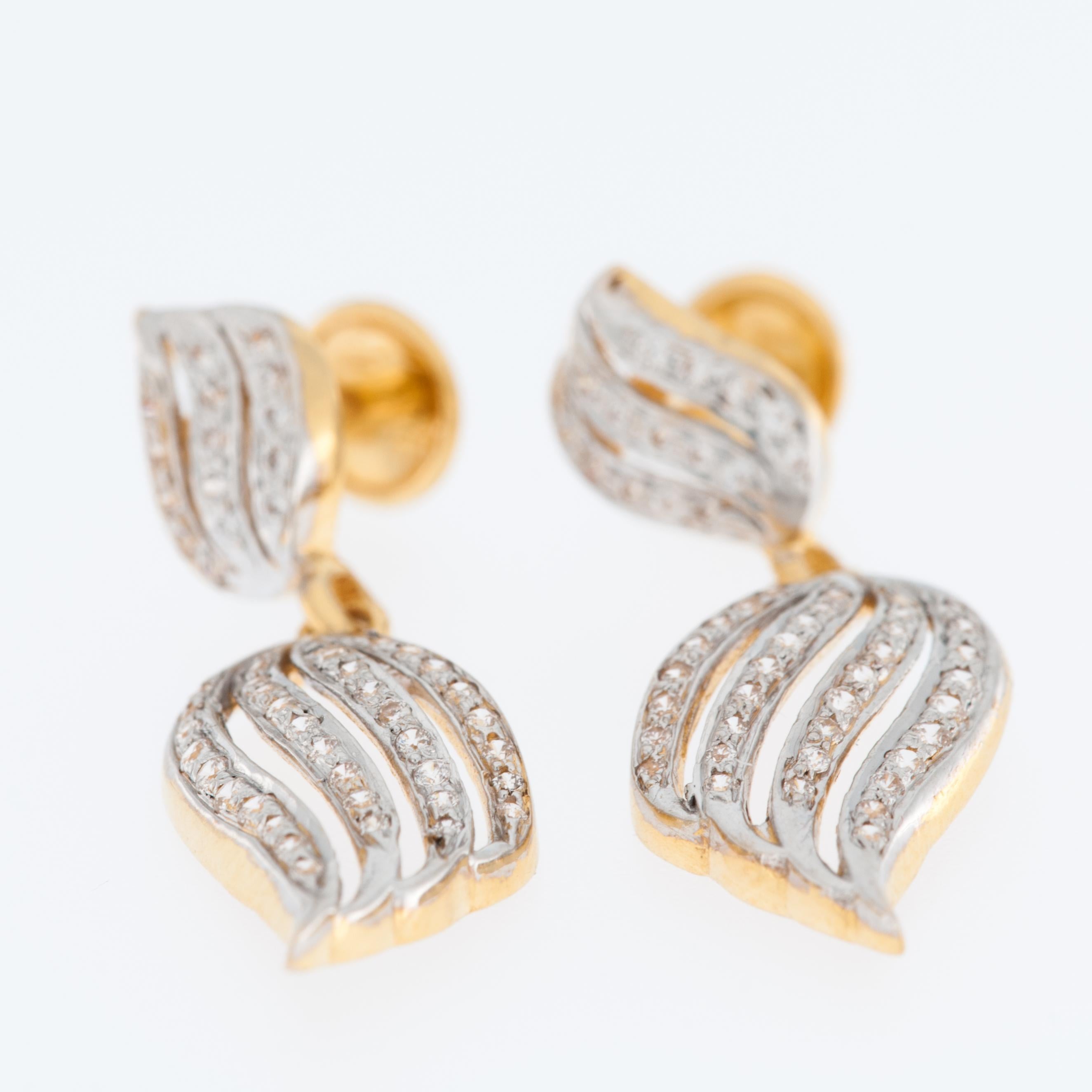 Artisan Boucles d'oreilles portugaises pendantes en or 22 carats avec diamants en vente