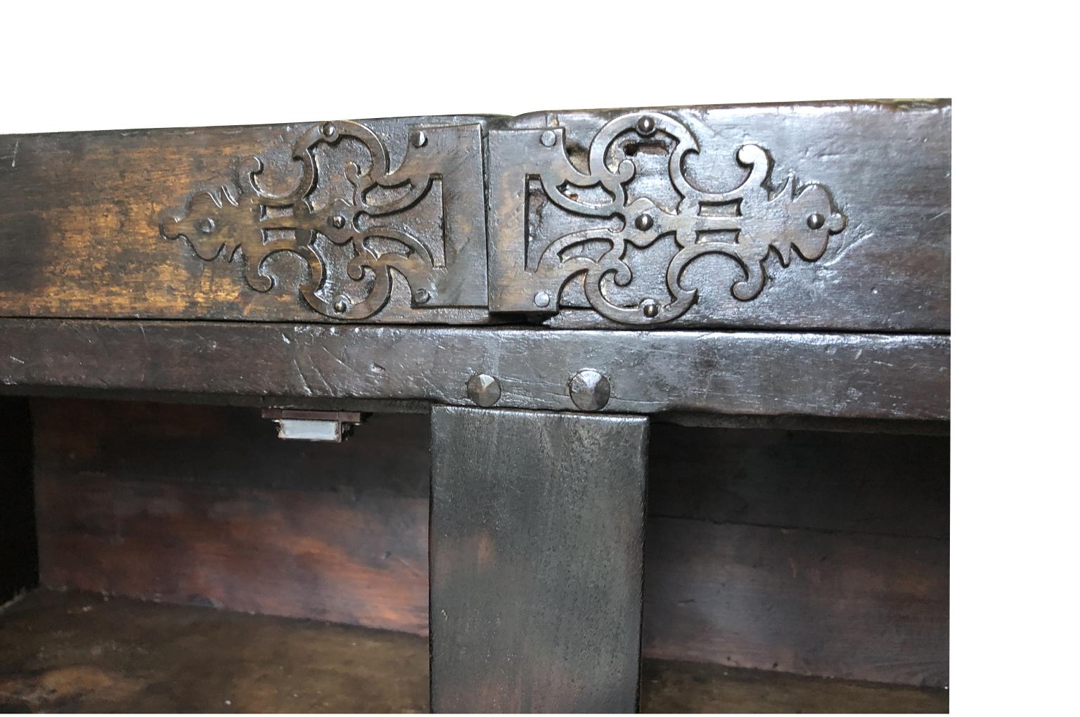 Portuguese Early 18th Century Sacrestia  Buffet For Sale 4