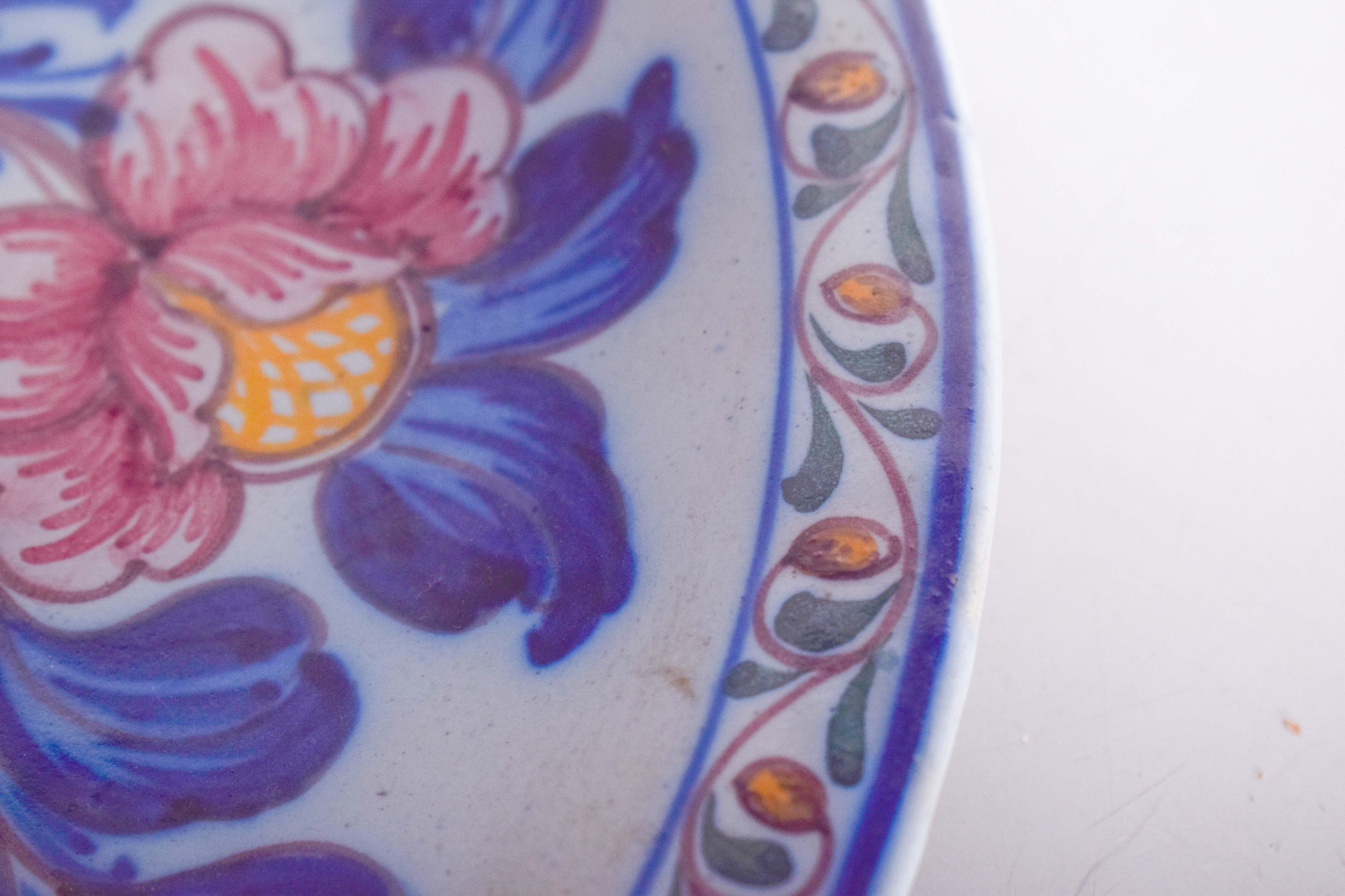 20ième siècle Assiette décorative en faïence portugaise d'Alcobaça en vente
