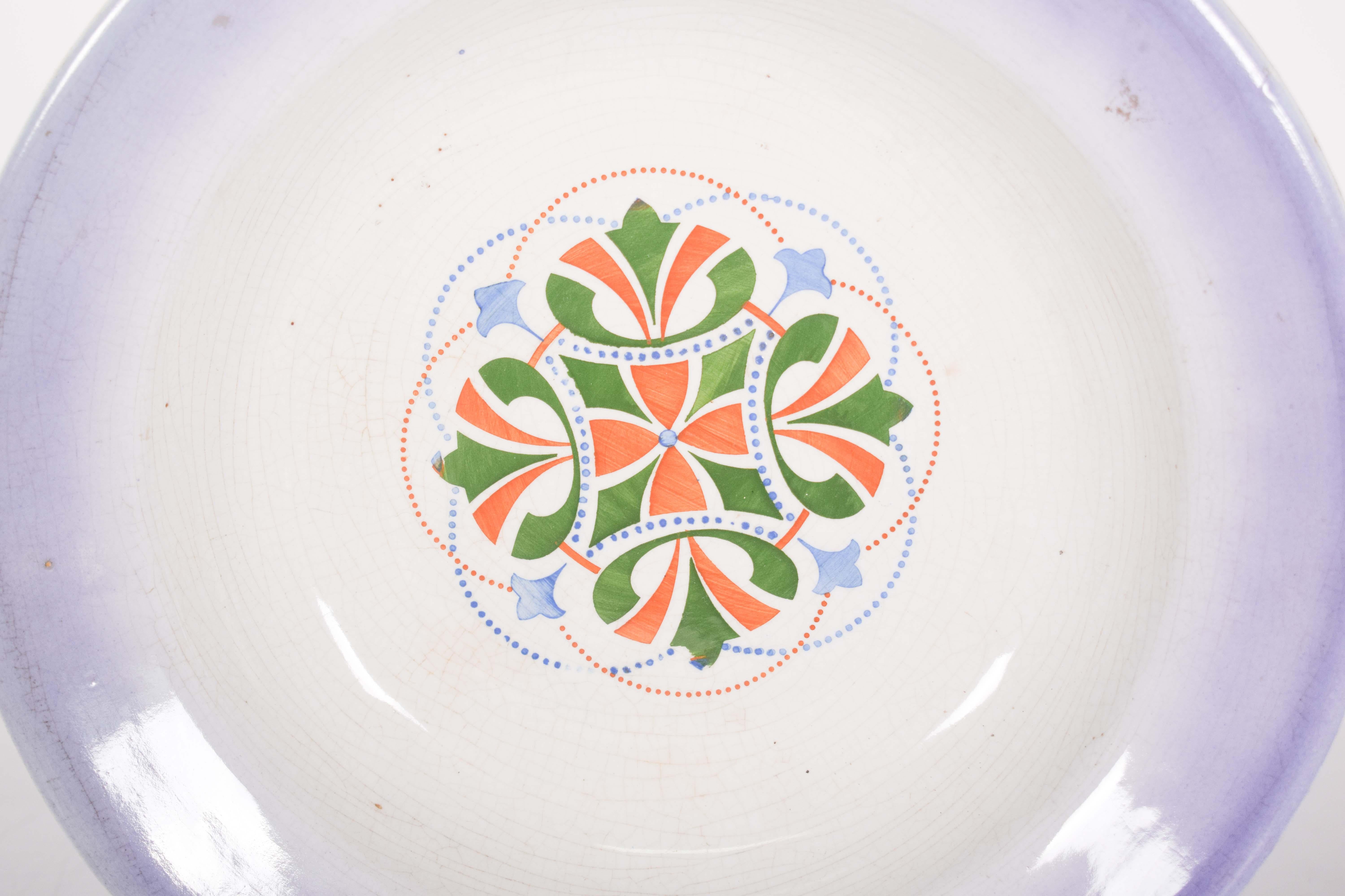 Tiefer Teller aus portugiesischem Steingut aus Sacavém. Polychromer Dekor mit geometrischen Mustern in der Mitte, bezeichnet Gilman & C.TA Sacavém (1930-1970).
In der Mitte des Tellers befindet sich ein charmantes geometrisches Muster in Grün,