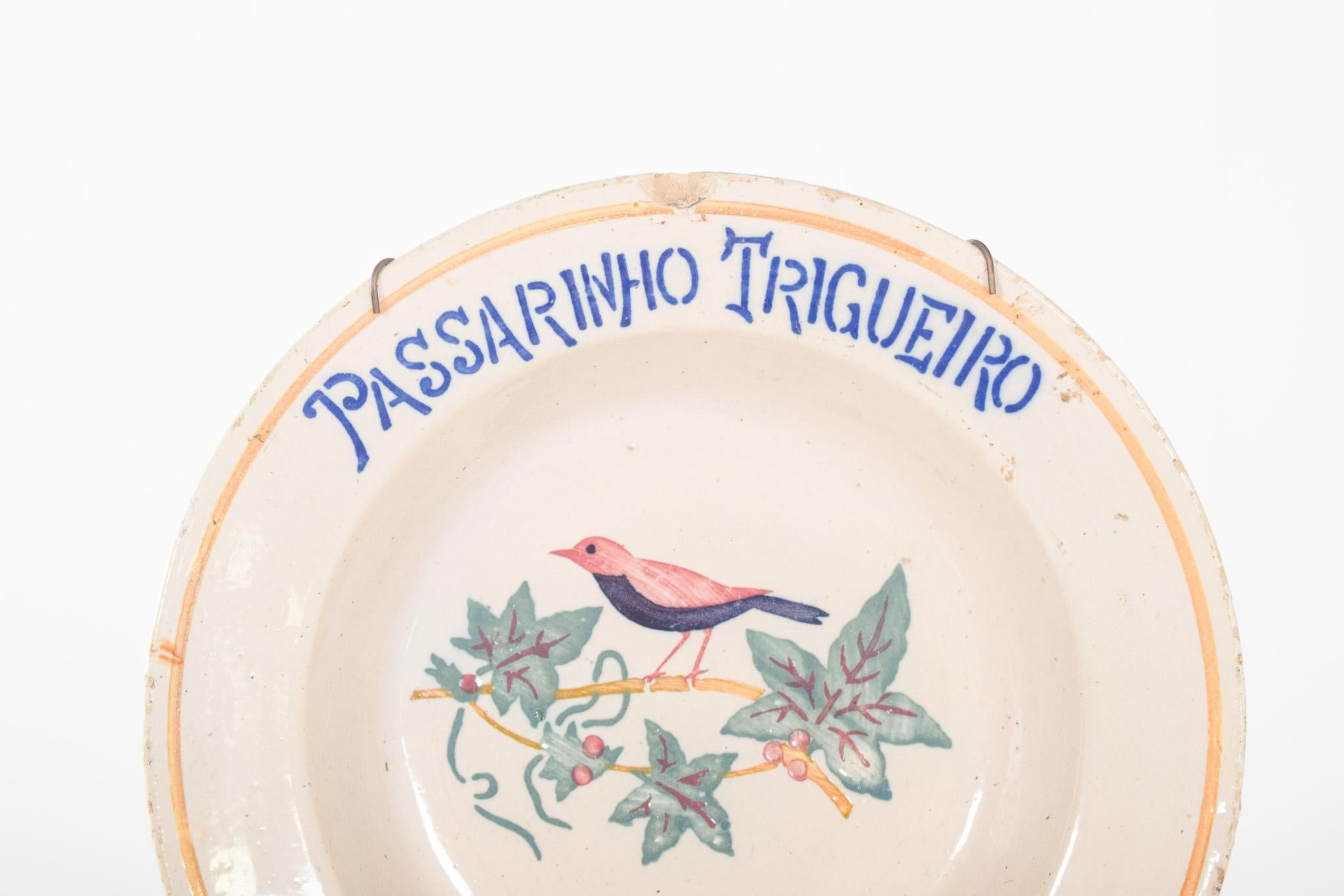 Mid-Century Modern Plat en faïence portugaise avec oiseau en vente