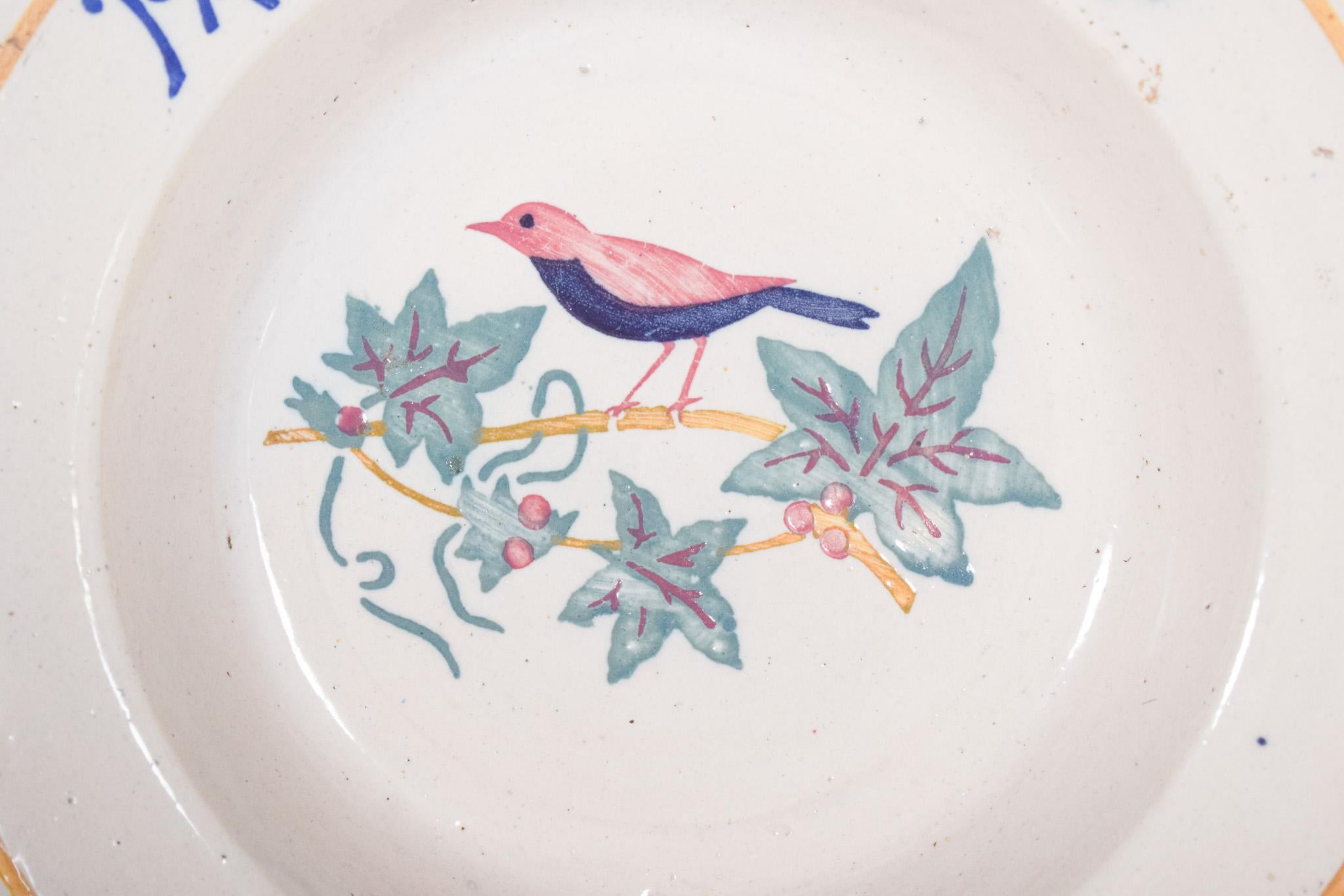 Portugais Plat en faïence portugaise avec oiseau en vente