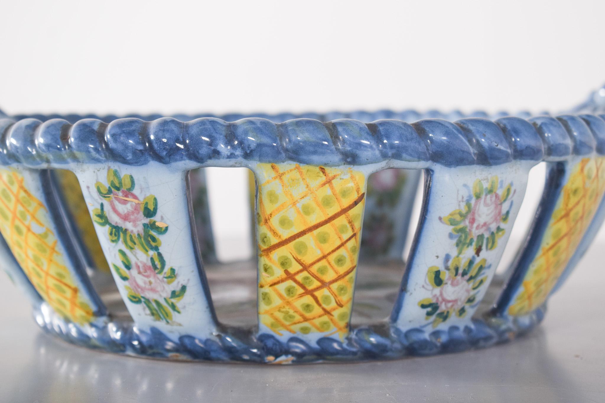 Portuguese Earthenware Fruit Bowl In Distressed Condition For Sale In Lisboa, Lisboa