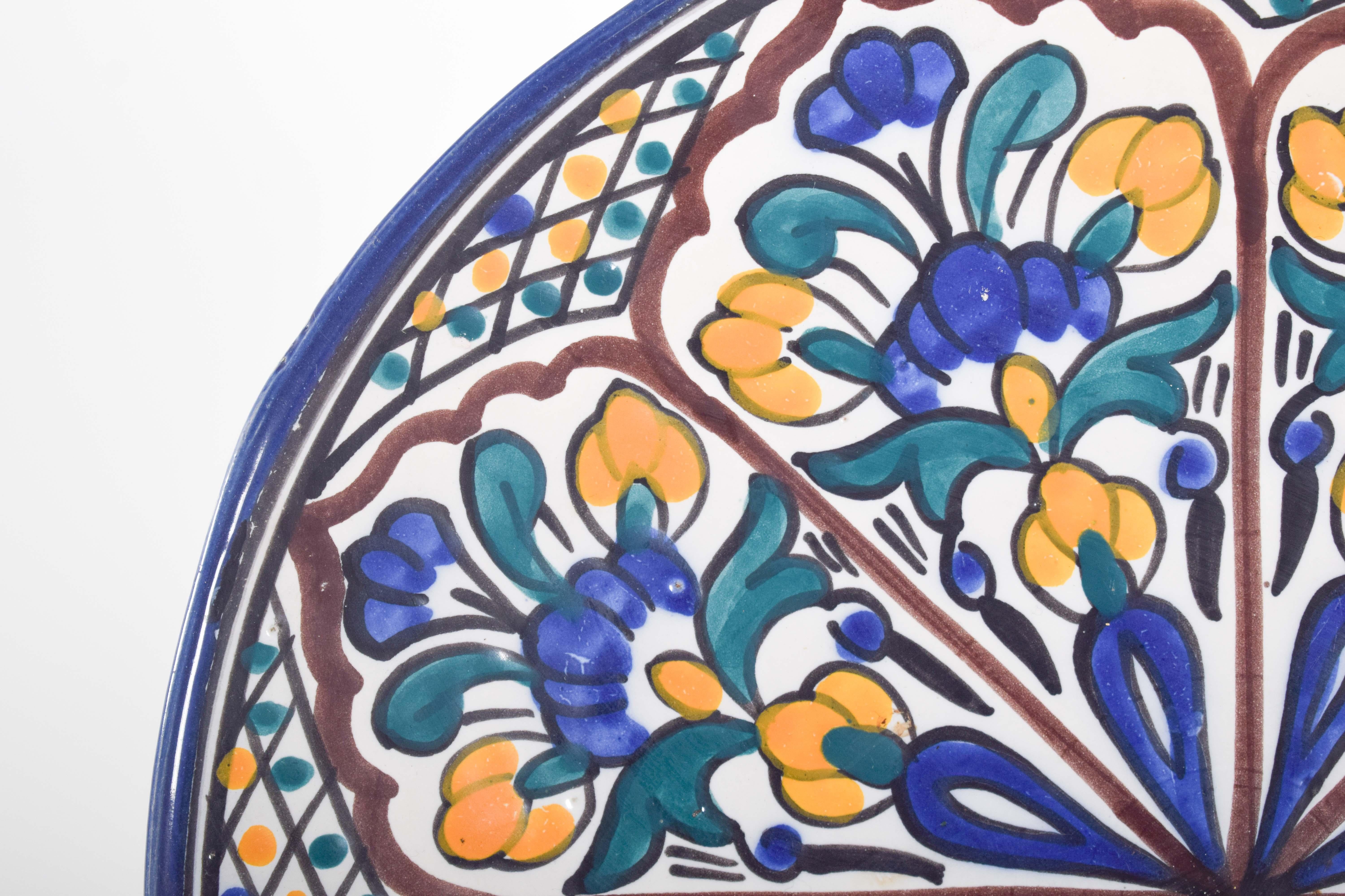 Mid-Century Modern Assiette en faïence portugaise, décoration polychrome en bleu en vente