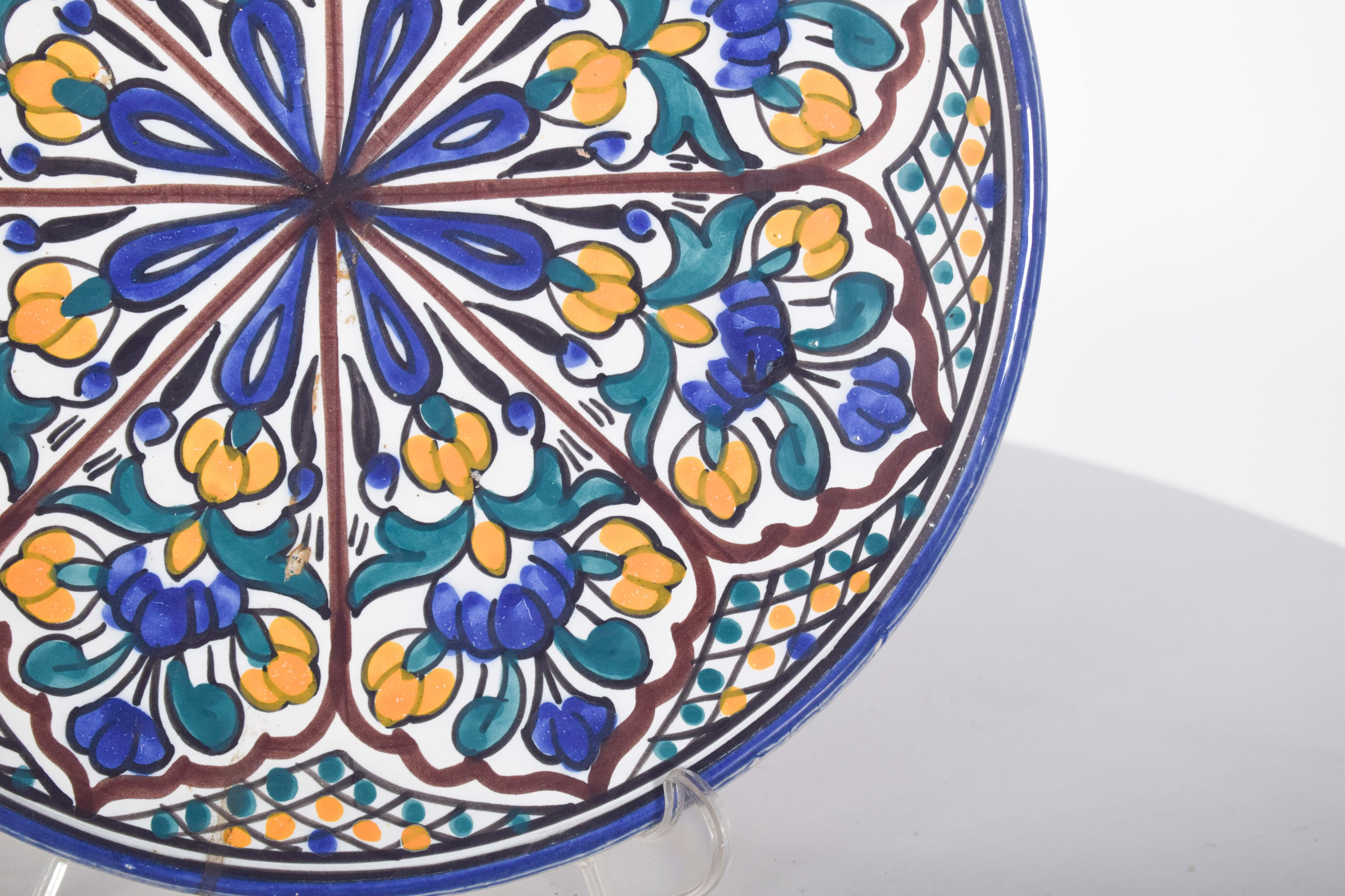 Portugais Assiette en faïence portugaise, décoration polychrome en bleu en vente