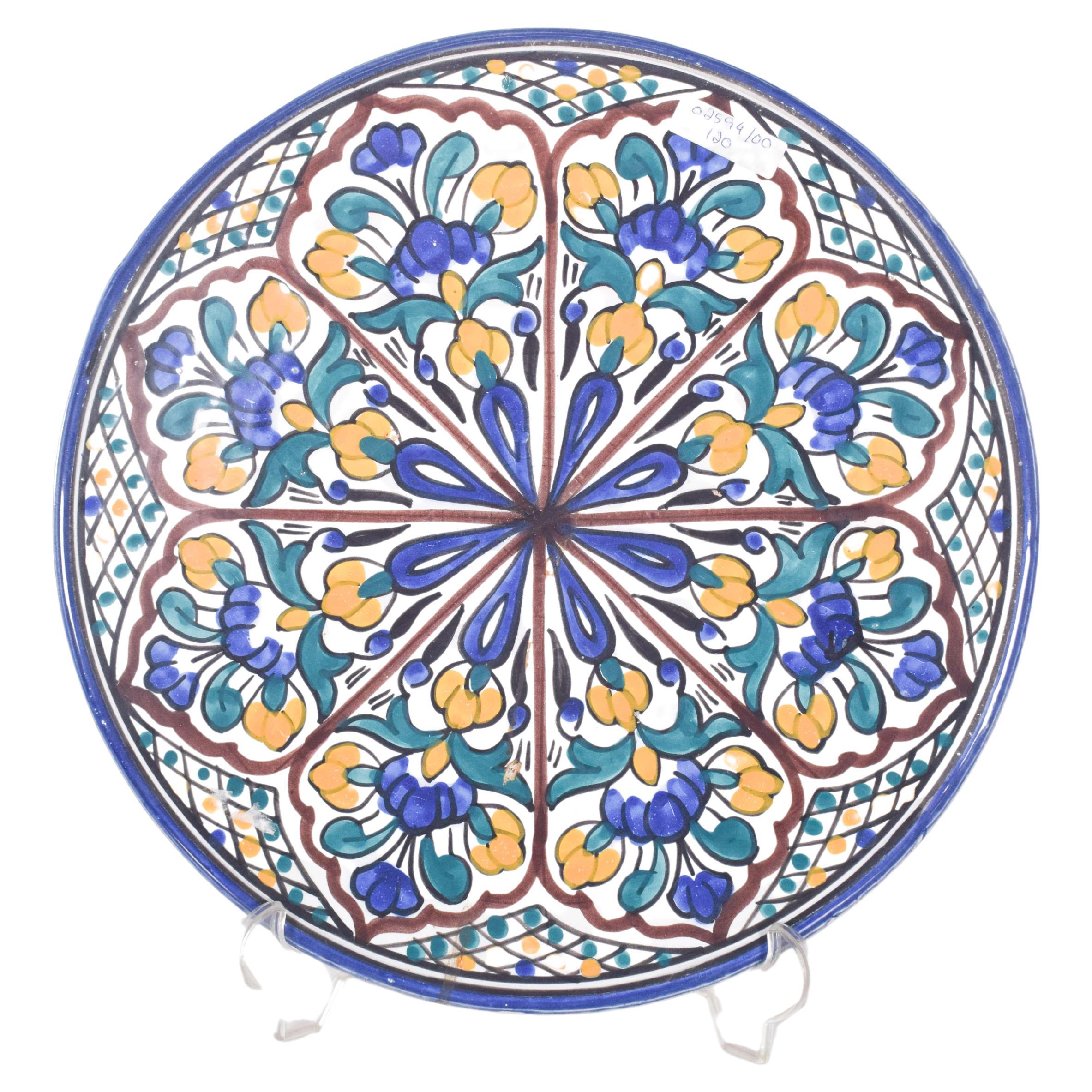 Assiette en faïence portugaise, décoration polychrome en bleu