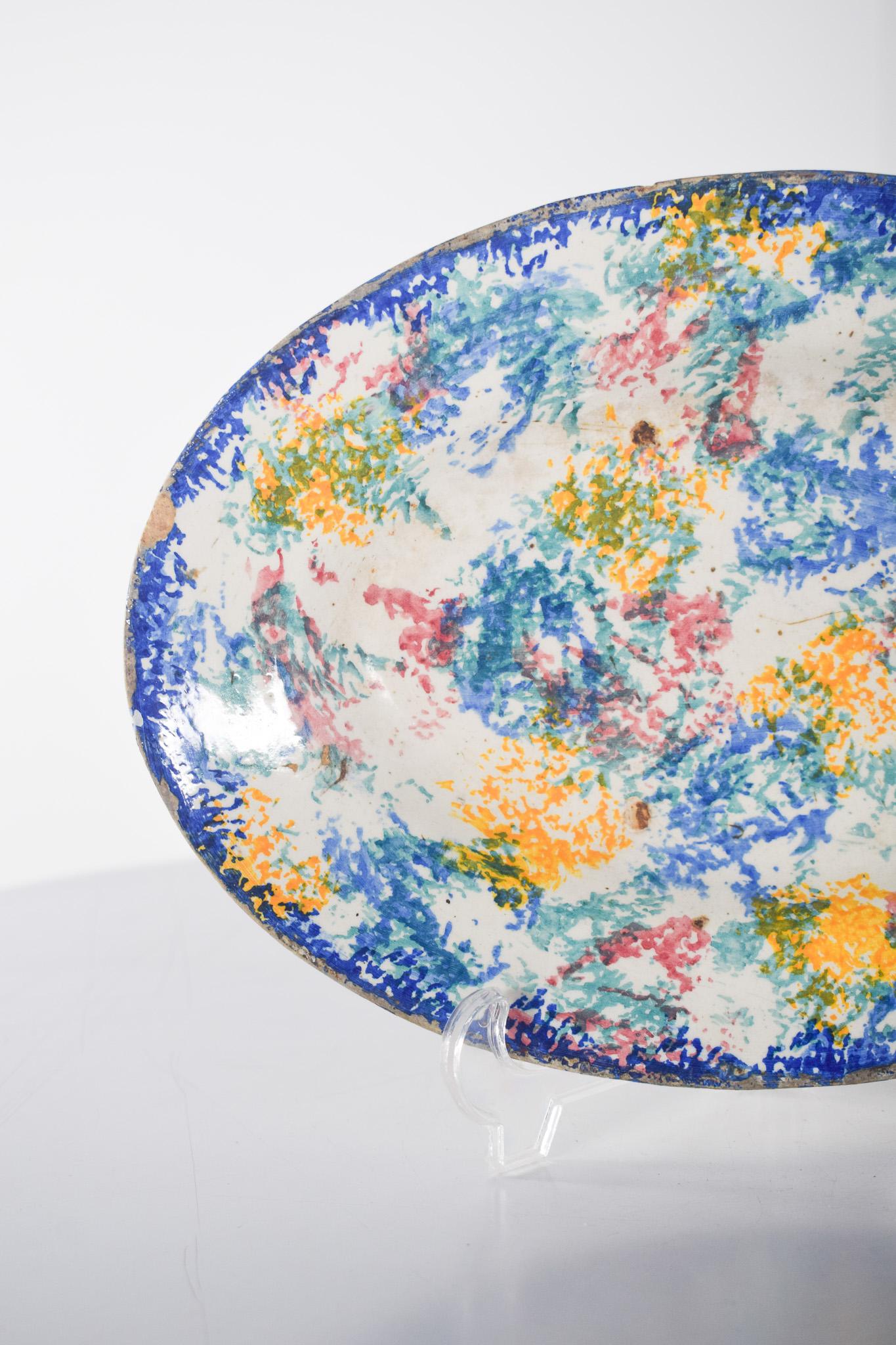 Portuguese Earthenware Platter Polychrome Decoration In Fair Condition For Sale In Lisboa, Lisboa