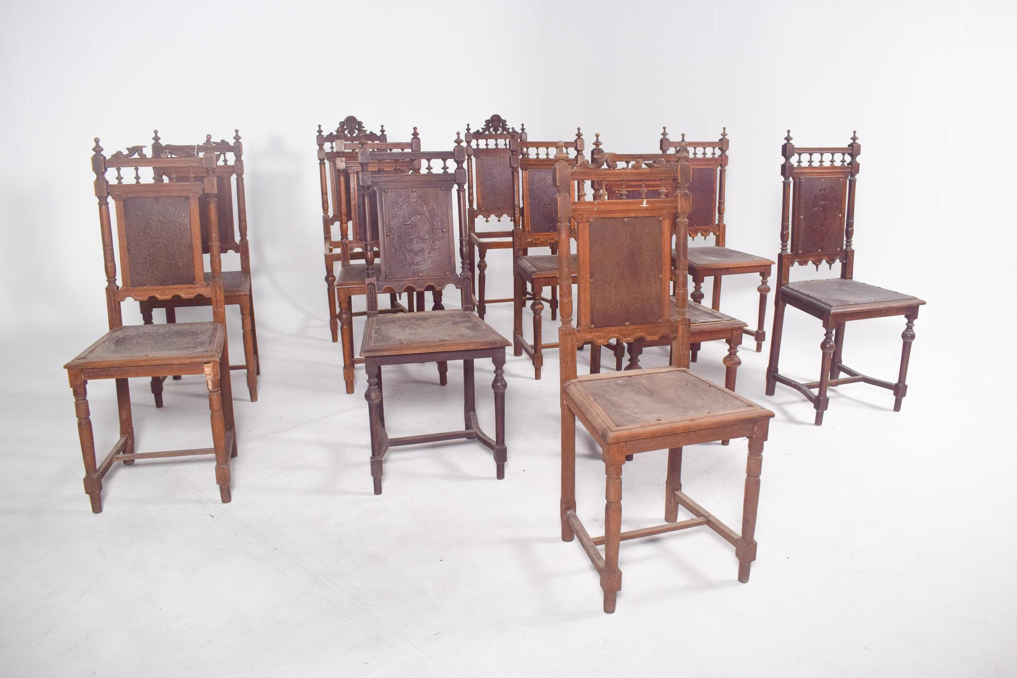 Onze chaises de style Henry II. Datant de la fin du XIXe ou du début du XXe siècle, chaque pièce présente un dossier haut avec un décor sculpté, comprenant des éléments tournés, des fleurons et de petites figures zoomorphes, typiques de l'esthétique