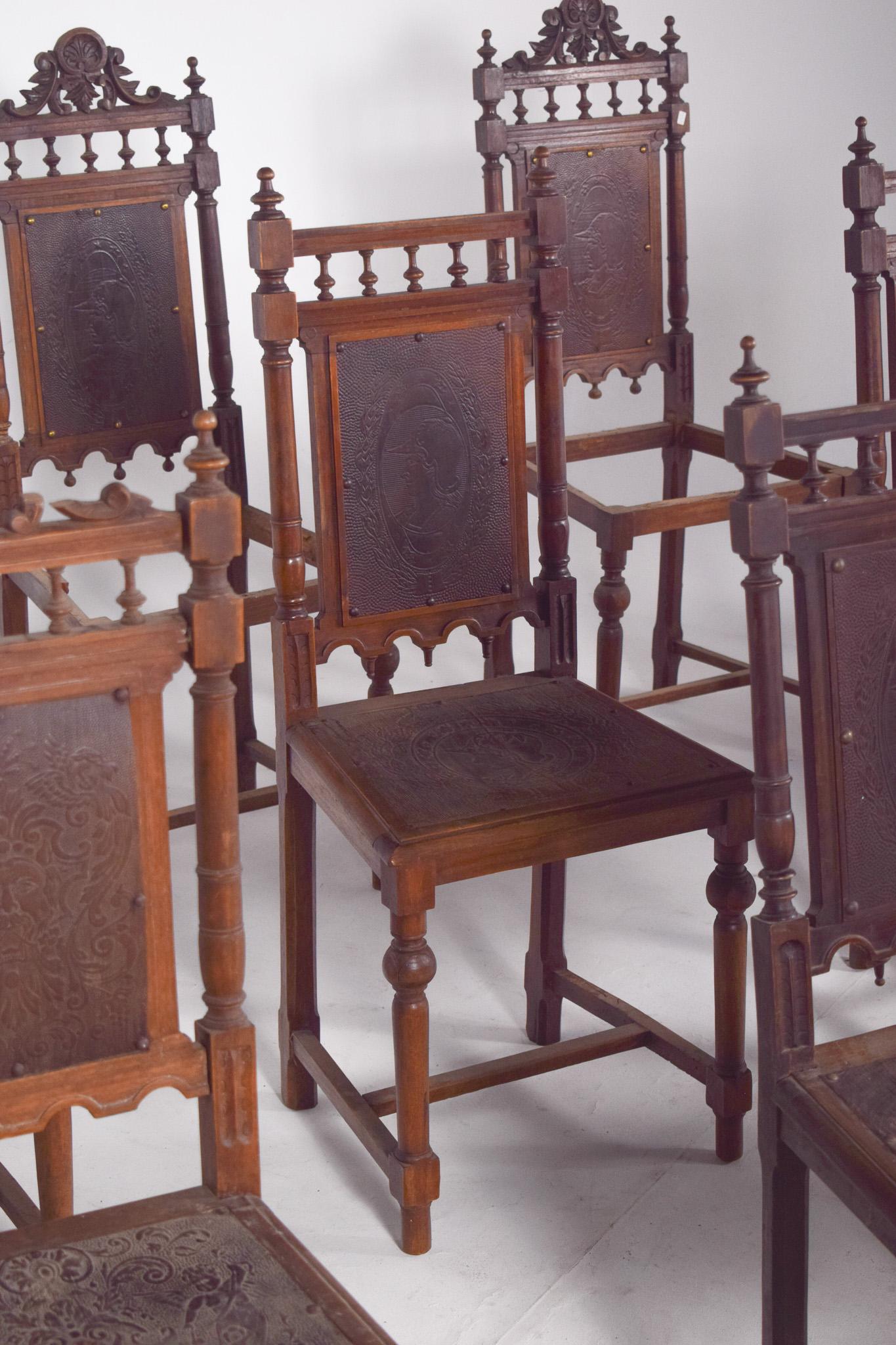20ième siècle Eleven chaises de salle à manger portugaises de style Henry II en vente
