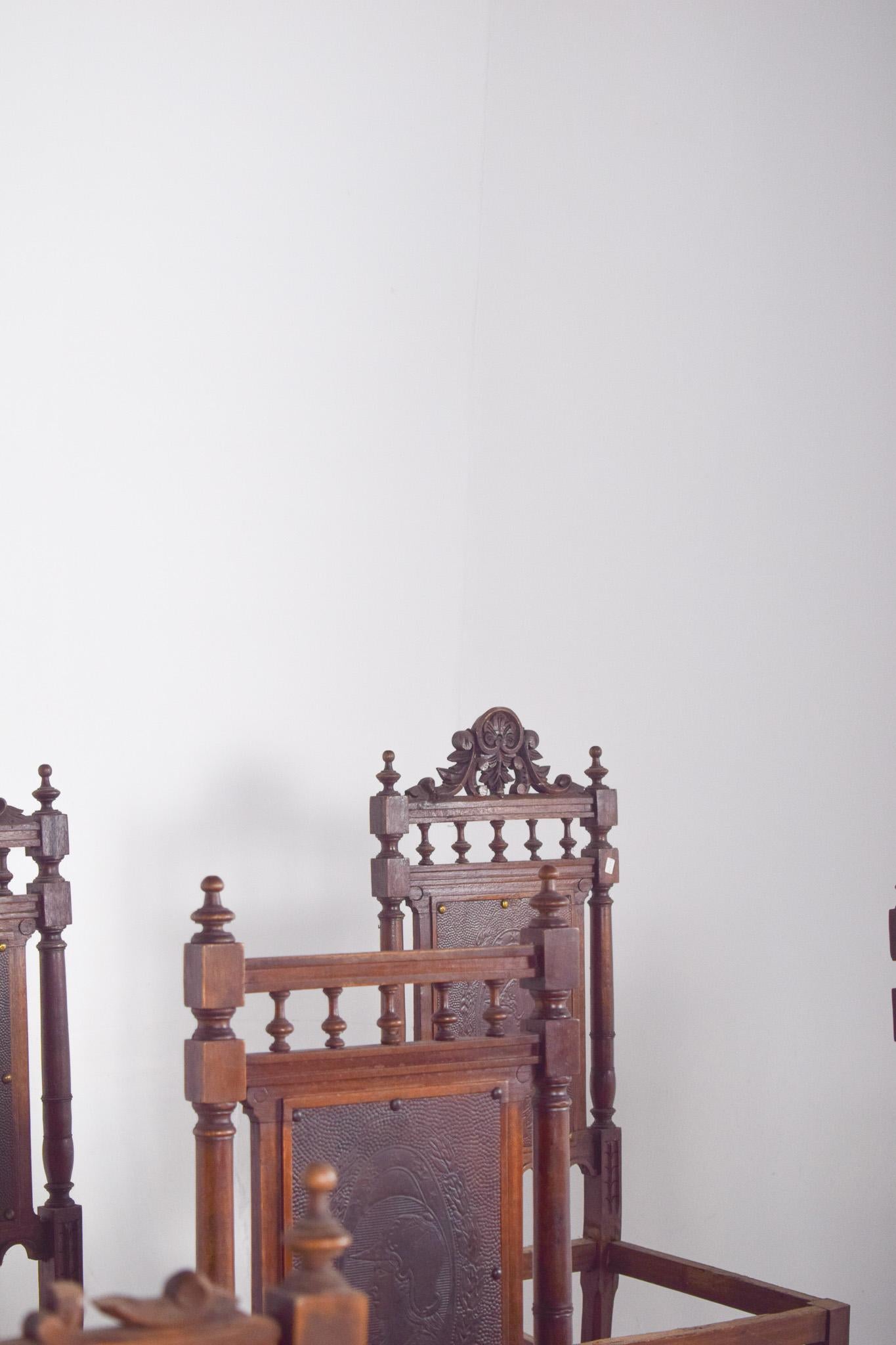 Bois Eleven chaises de salle à manger portugaises de style Henry II en vente