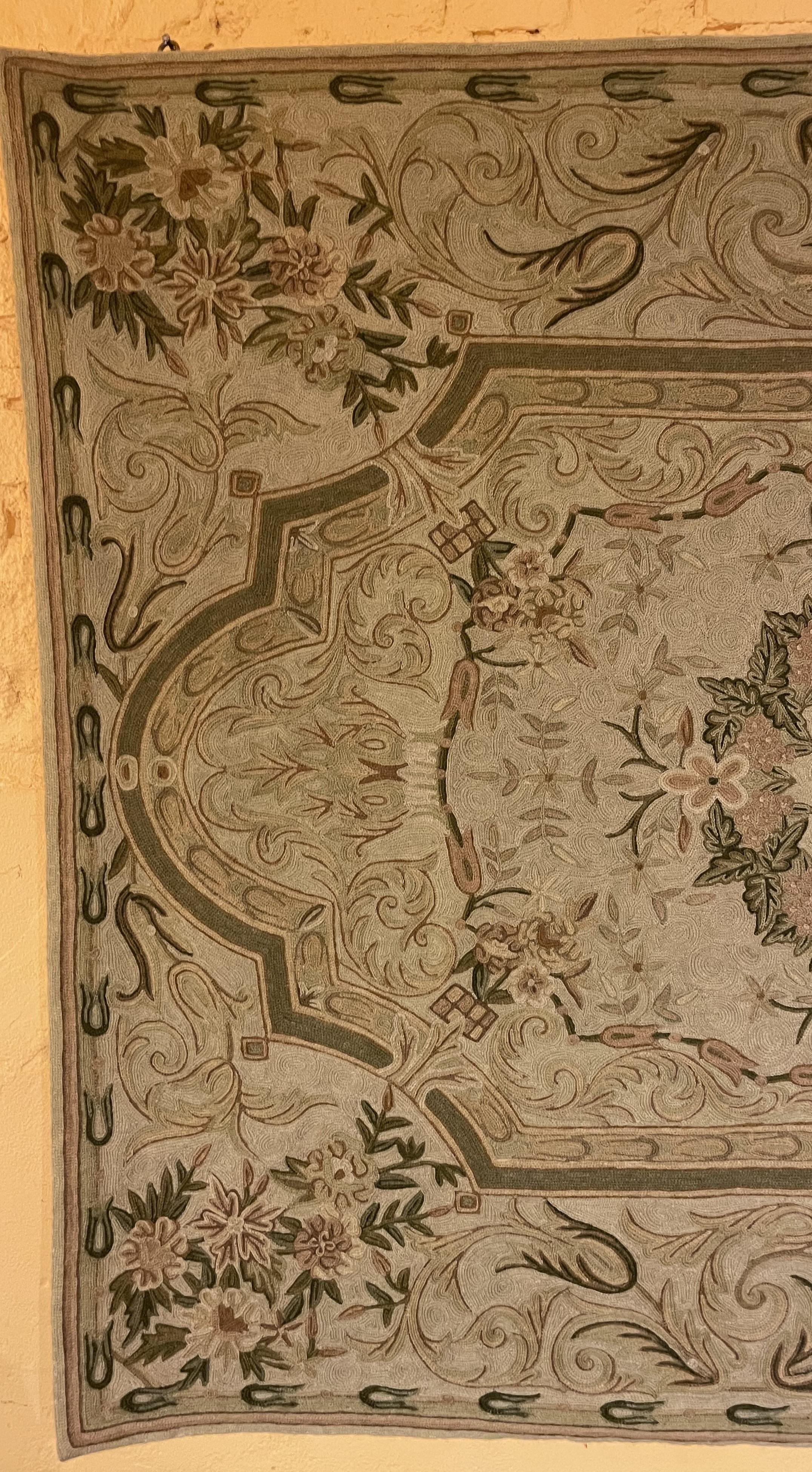 Portugiesische Grenze aus dem 19. Jahrhundert
Hübsche Stickerei mit Blumen und Blumensträußen und geometrischen Formen
Sehr schöne handgefertigte Arbeit
Es wurde ausgekleidet

Schöne Farben und in hervorragendem Zustand