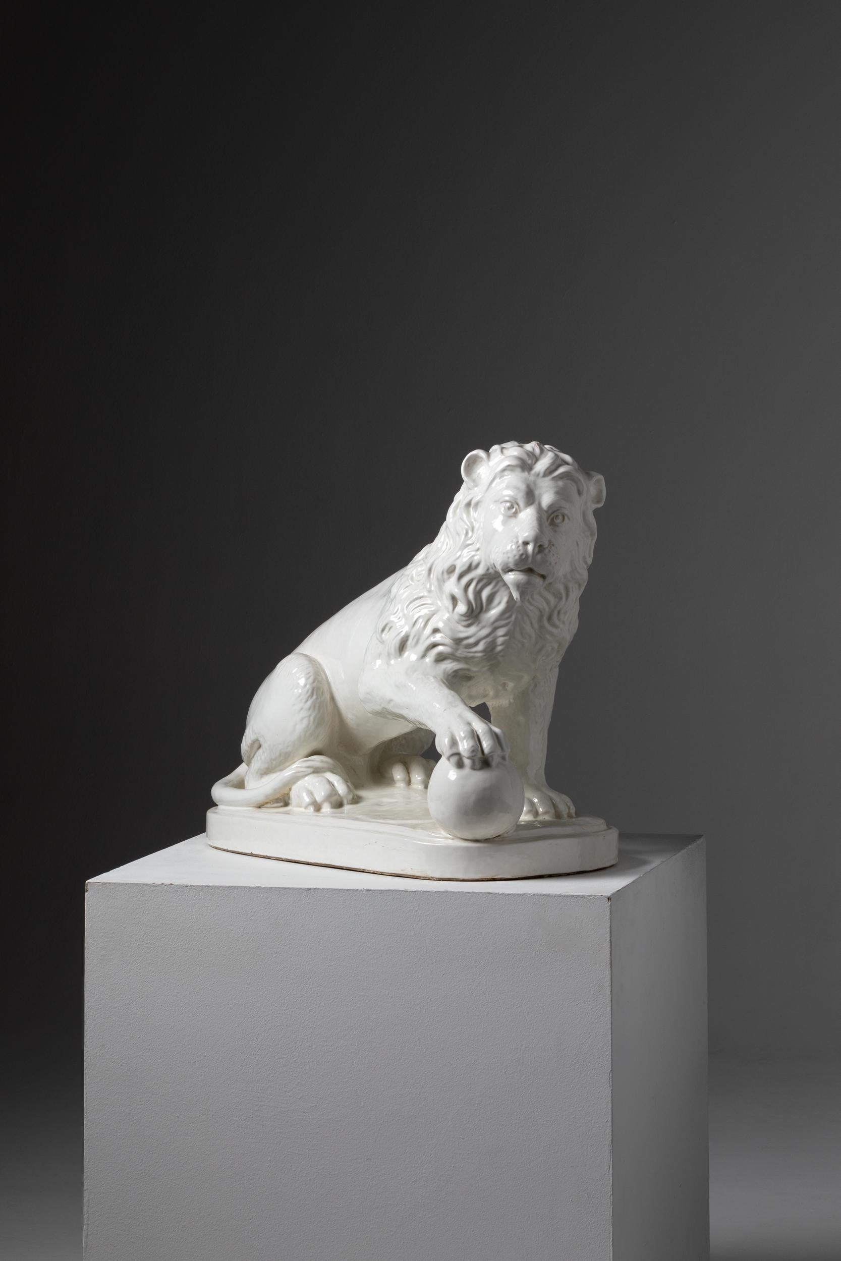 El León de loza portuguesa de Viúva Lamego es una notable pieza de arte cerámico que refleja la rica tradición de la loza portuguesa, un tipo de cerámica vidriada con estaño. Viúva Lamego, fundada en 1849 en Lisboa, es un fabricante de renombre