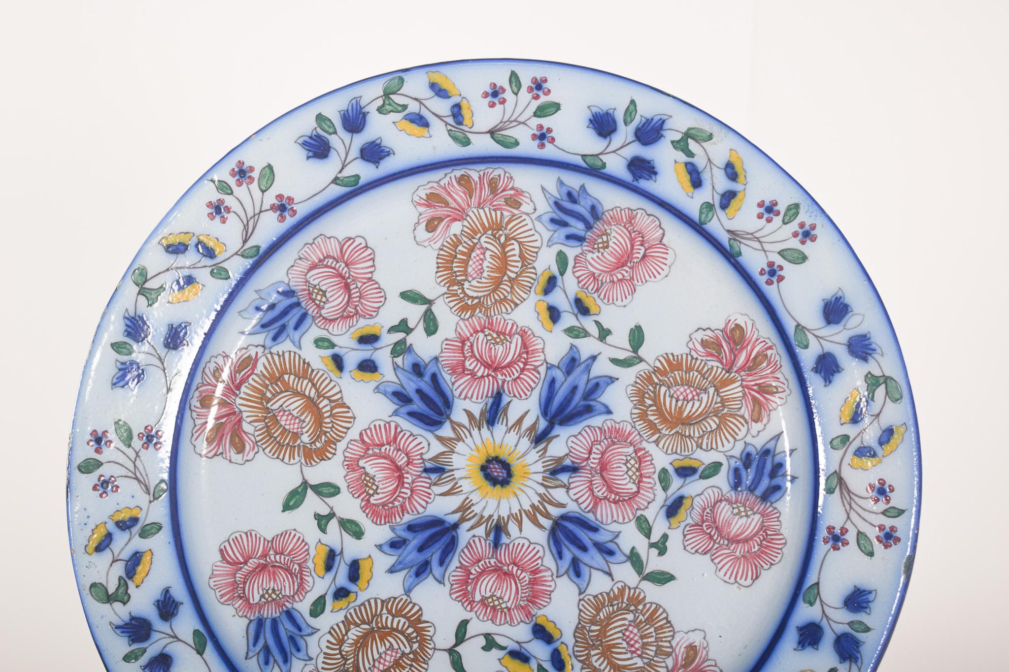 Portuguese Faience Plate from Coimbra Polychrome Decoration In Good Condition For Sale In Lisboa, Lisboa
