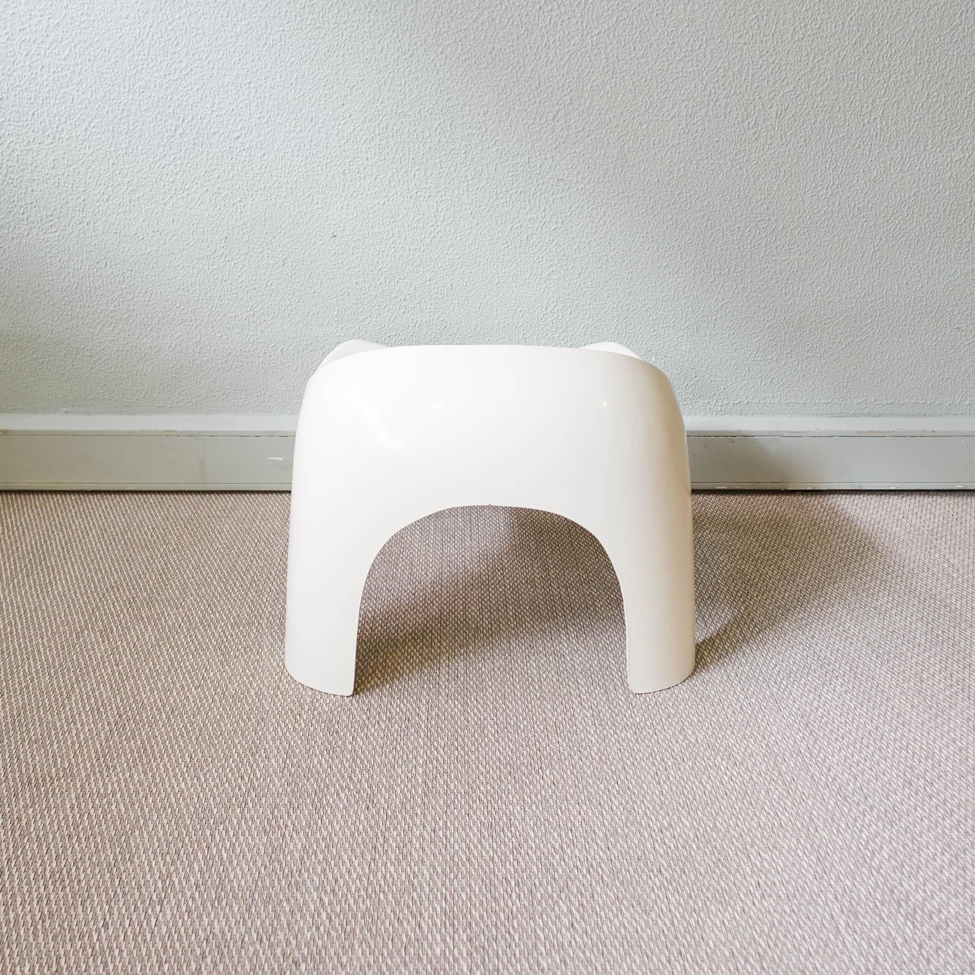 Portuguese Fiberglass Stool in the style of Efebino by Stacy Duke for Artemide In Good Condition For Sale In Lisboa, PT
