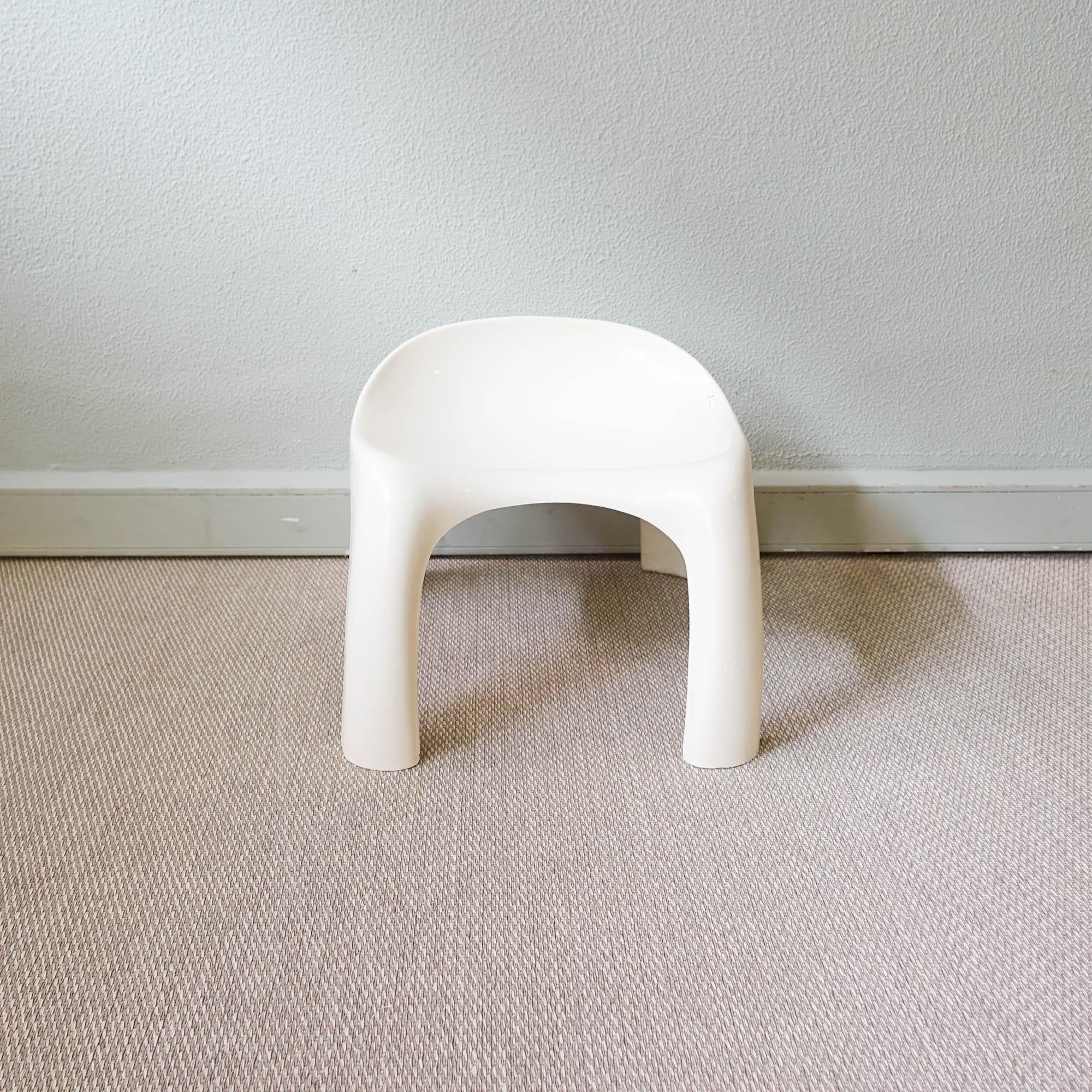 Vetroresina Sgabello portoghese in fibra di vetro nello stile di Efebino di Stacy Duke per Artemide in vendita