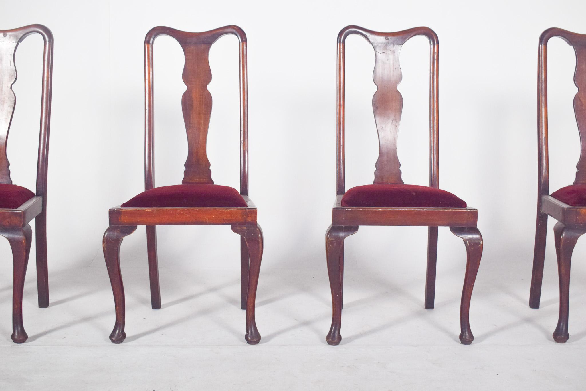20ième siècle Portuguese Four Queen Anne Dining Chairs (Chaises à manger Queen Anne) en vente