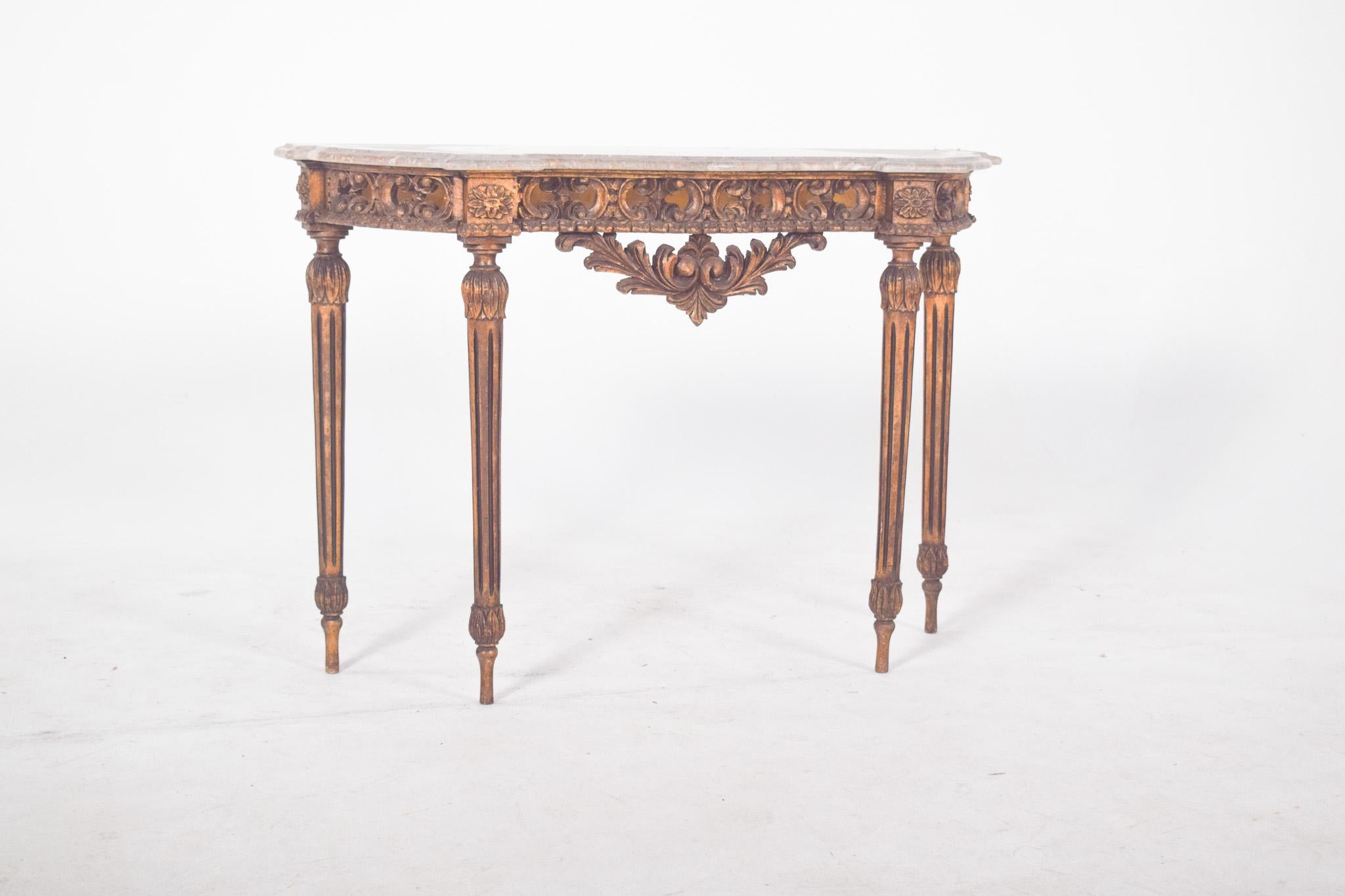 Gilt carved credence with marble top. With a semicircular structure, it has a marble top with cut-outs and a structure richly decorated with plant motifs, acanthus and flowers in relief. The front and sides feature carved friezes with rosettes and