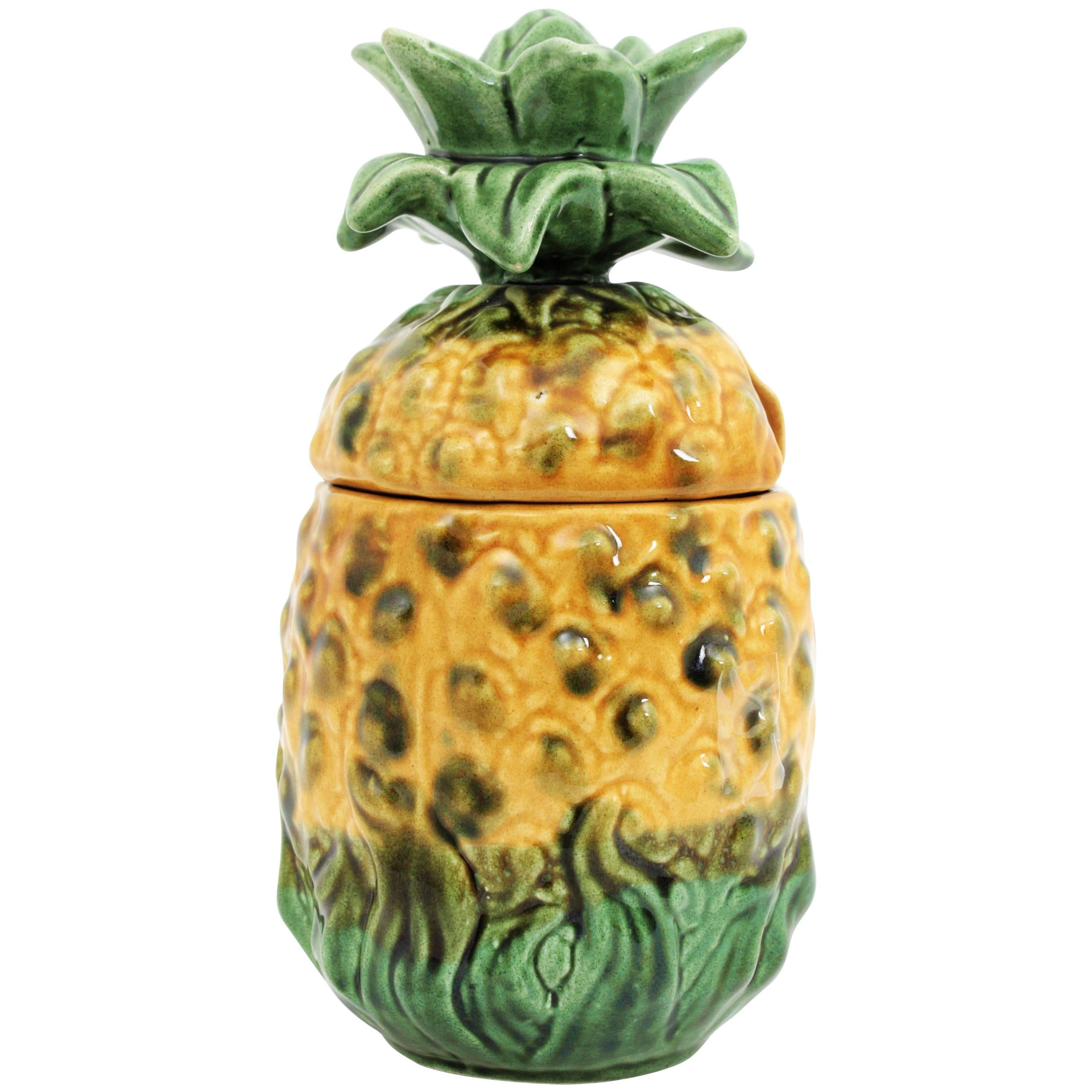 A cool majolica ceramic lidded pot or container with pineapple shape. Manufactured in Portugal, 1960s.
It can be used for sugar cubes, small ice bucket or to fill it will candies or other small fruits and chocolates.
Measures: 23,5 cm H x 12,5 cm