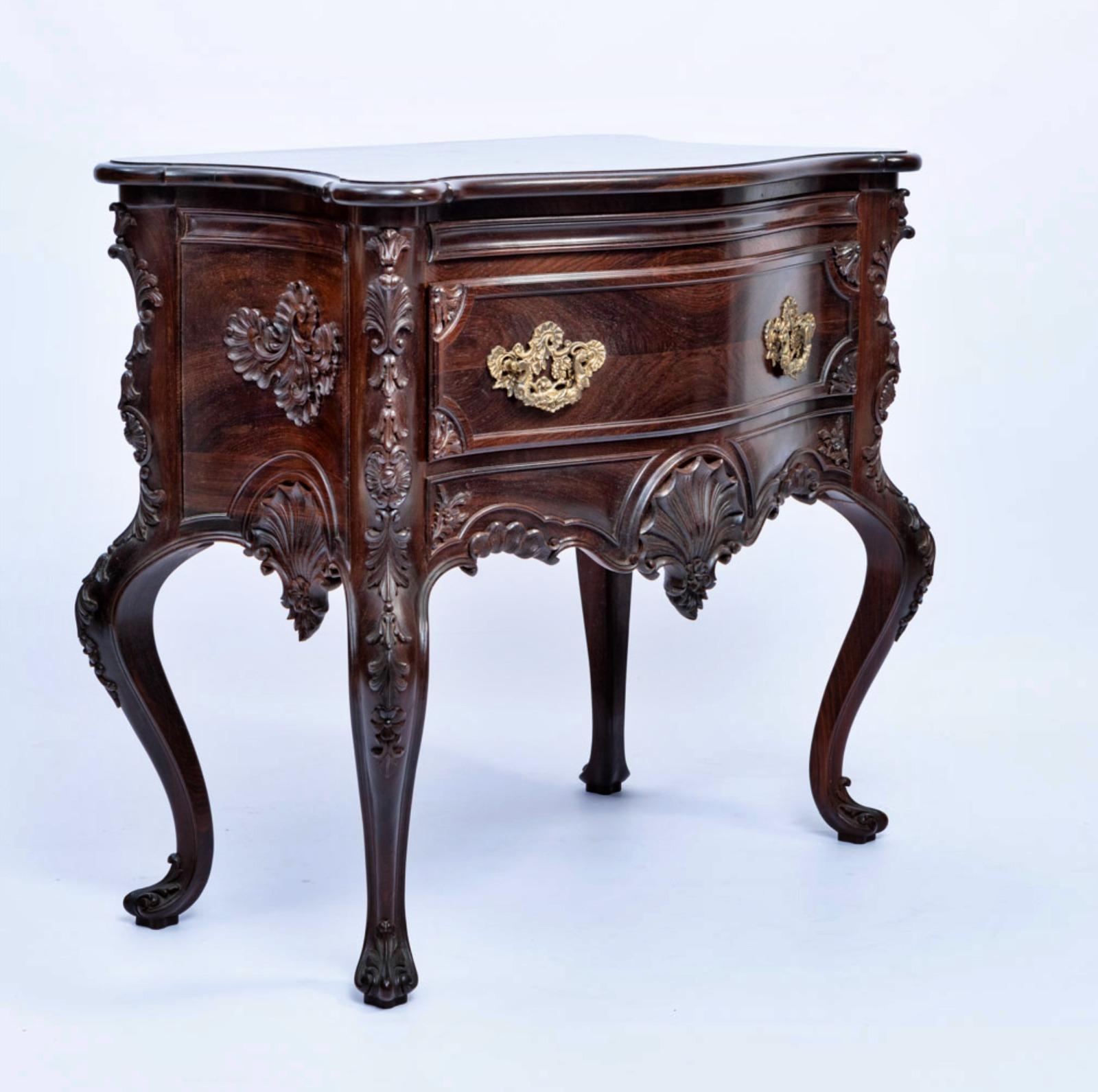 Portuguese half chest of drawers
End 19th Century
in rosewood with carvings, scalloped skirts, embossed yellow metal handles.
DIM.: 83 x 94 x 52 cm
Very good condition.