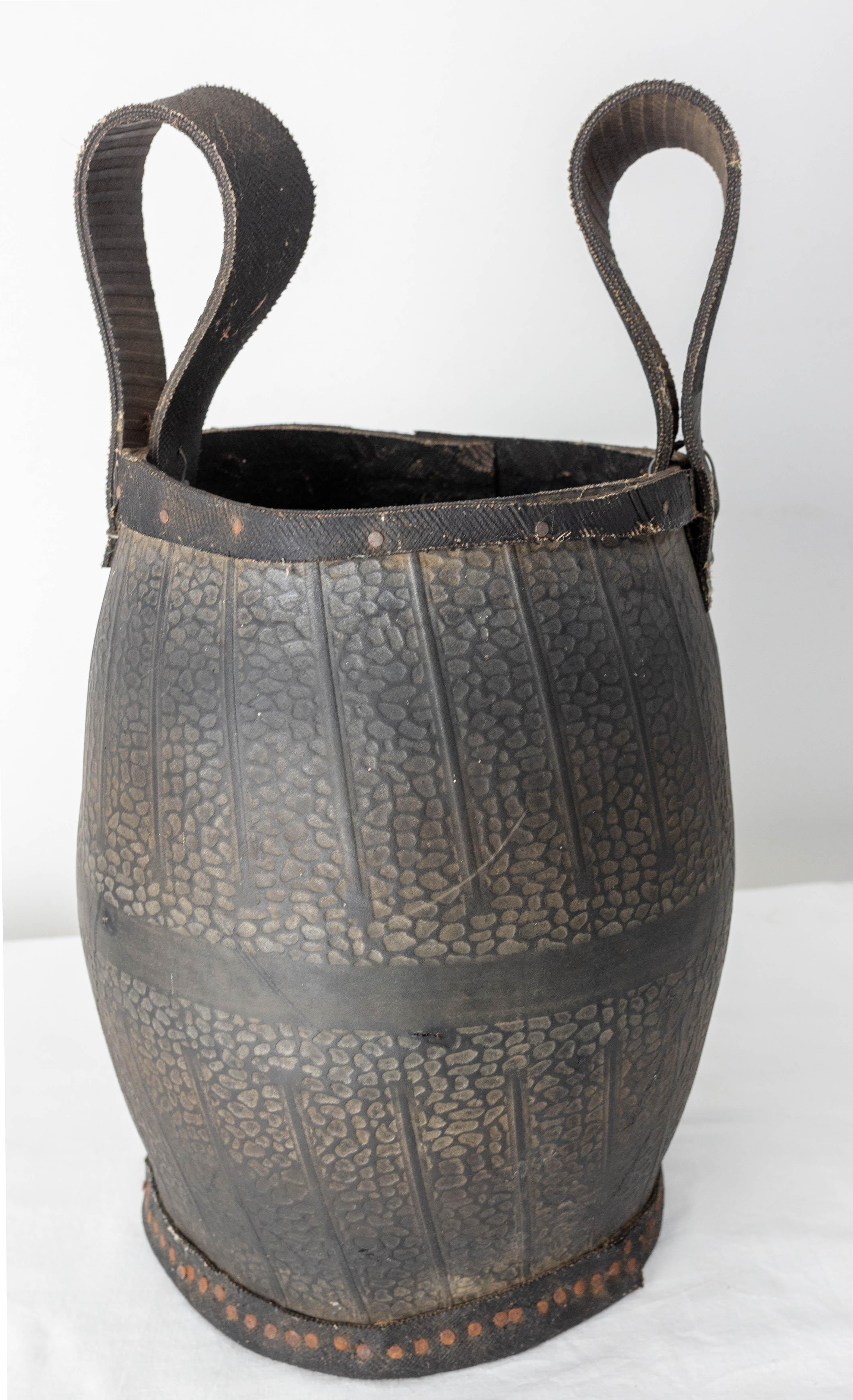 Panier artisanal en caoutchouc, Portugal
Il a été fabriqué à partir de pneus
Objet témoin historique de la dureté de la vie après la guerre.
Il peut être utilisé comme pot de fleurs ou cache-pot.
Rare
Milieu du siècle 
Dimension sans les poignées :