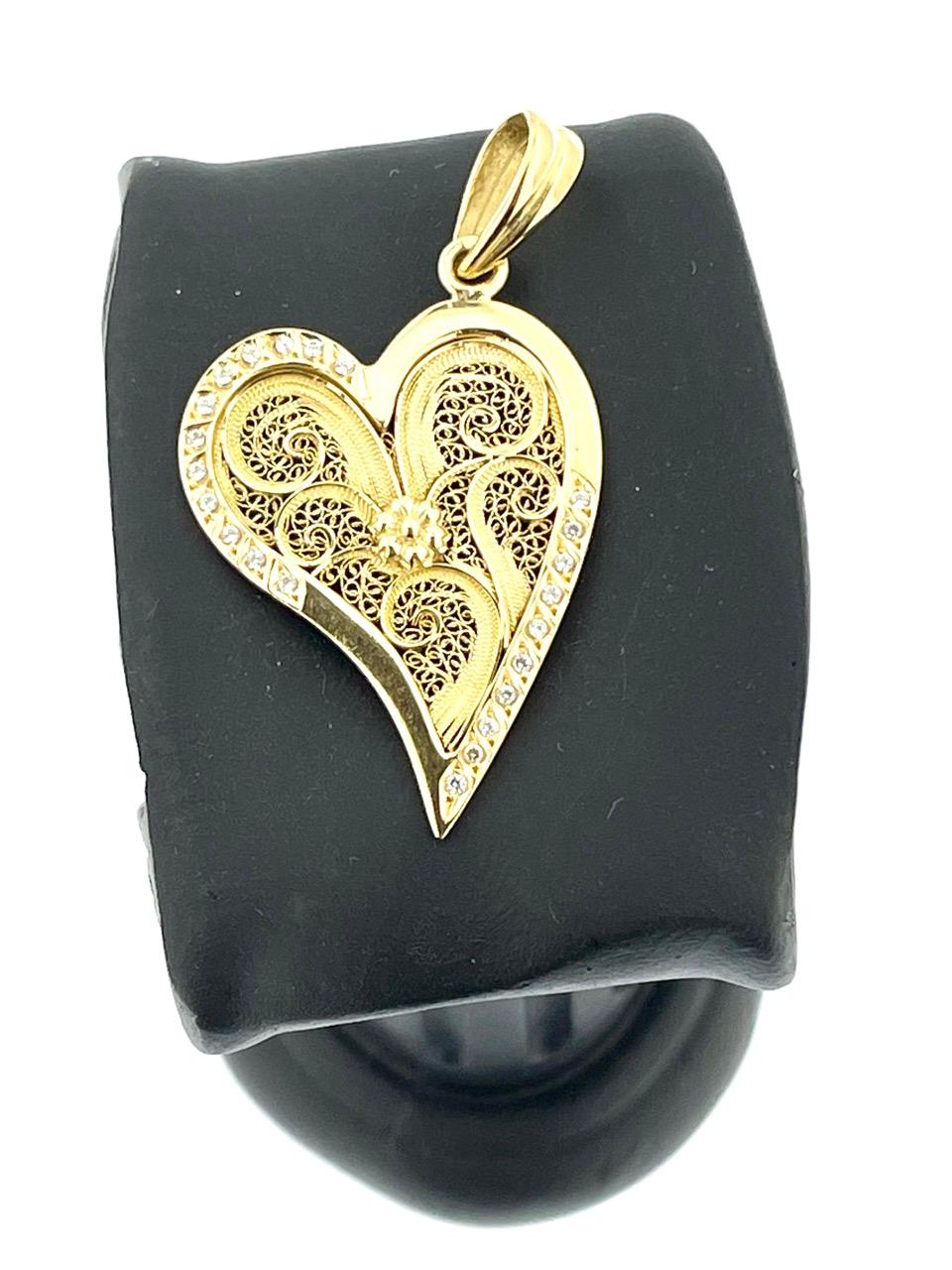 Portuguese Heart Pendant Yellow Gold with Zircons In Excellent Condition For Sale In Esch-Sur-Alzette, LU