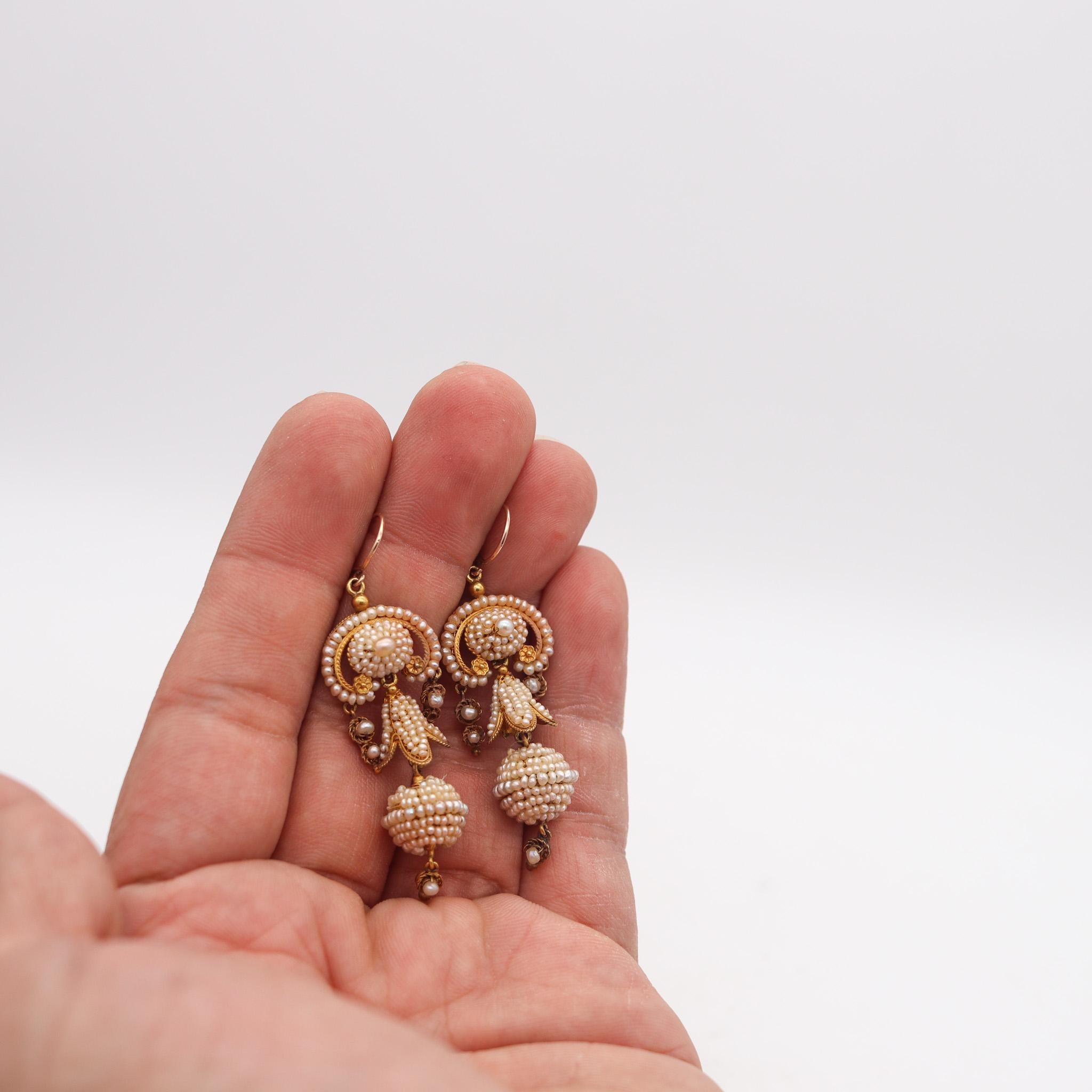 Taille ronde Pendants d'oreilles portugaises Ibériques 1850 filigranes en or 21 carats avec perles de rocaille en vente