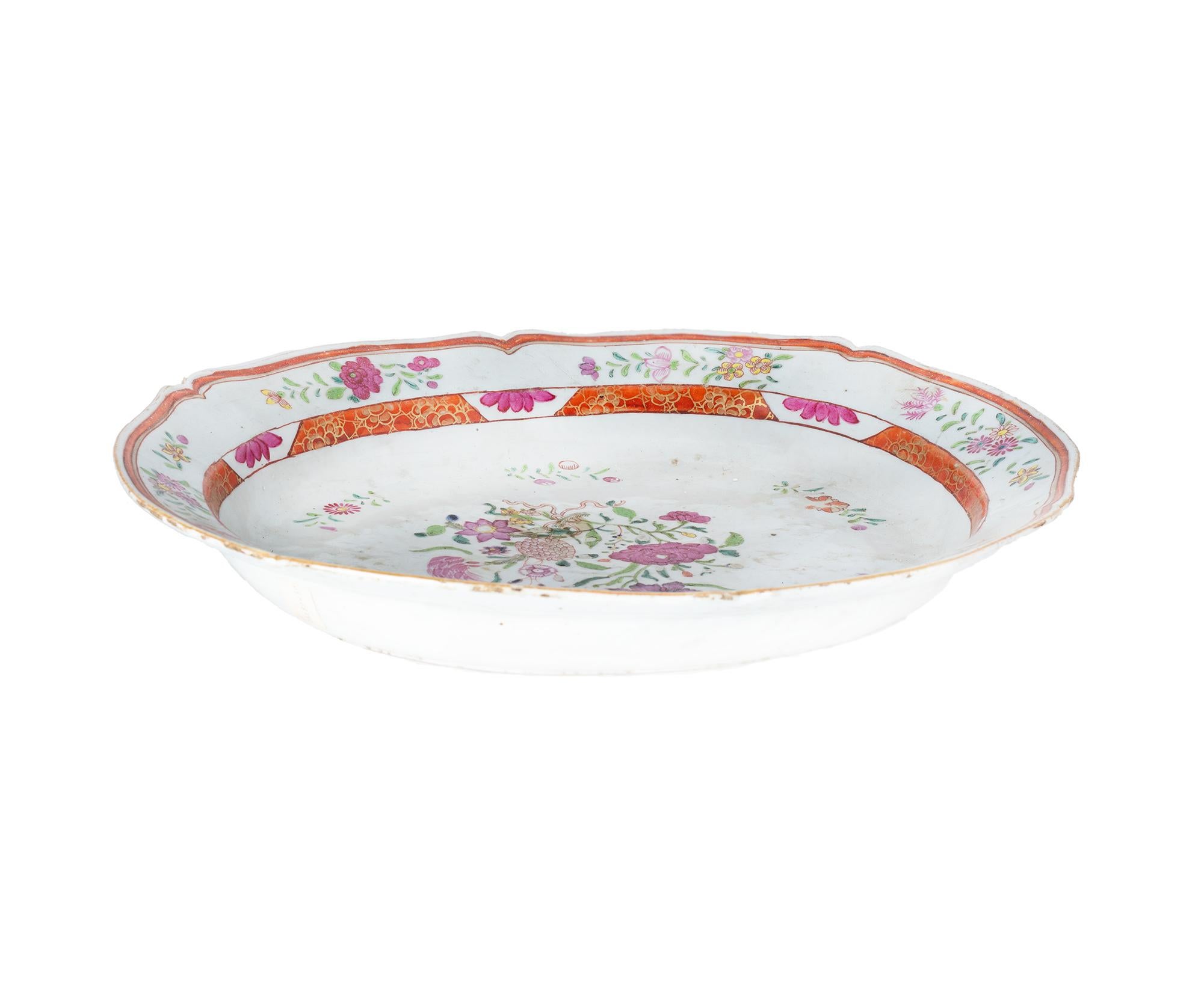 Un plat raffiné en porcelaine chinoise du XVIIIe siècle de la Compagnie des Indes portugaises de la famille Pink.
Peint à la main avec des motifs floraux rose vif, orange et vert, typiques de la palette de la famille Pink. 
Le bord festonné présente