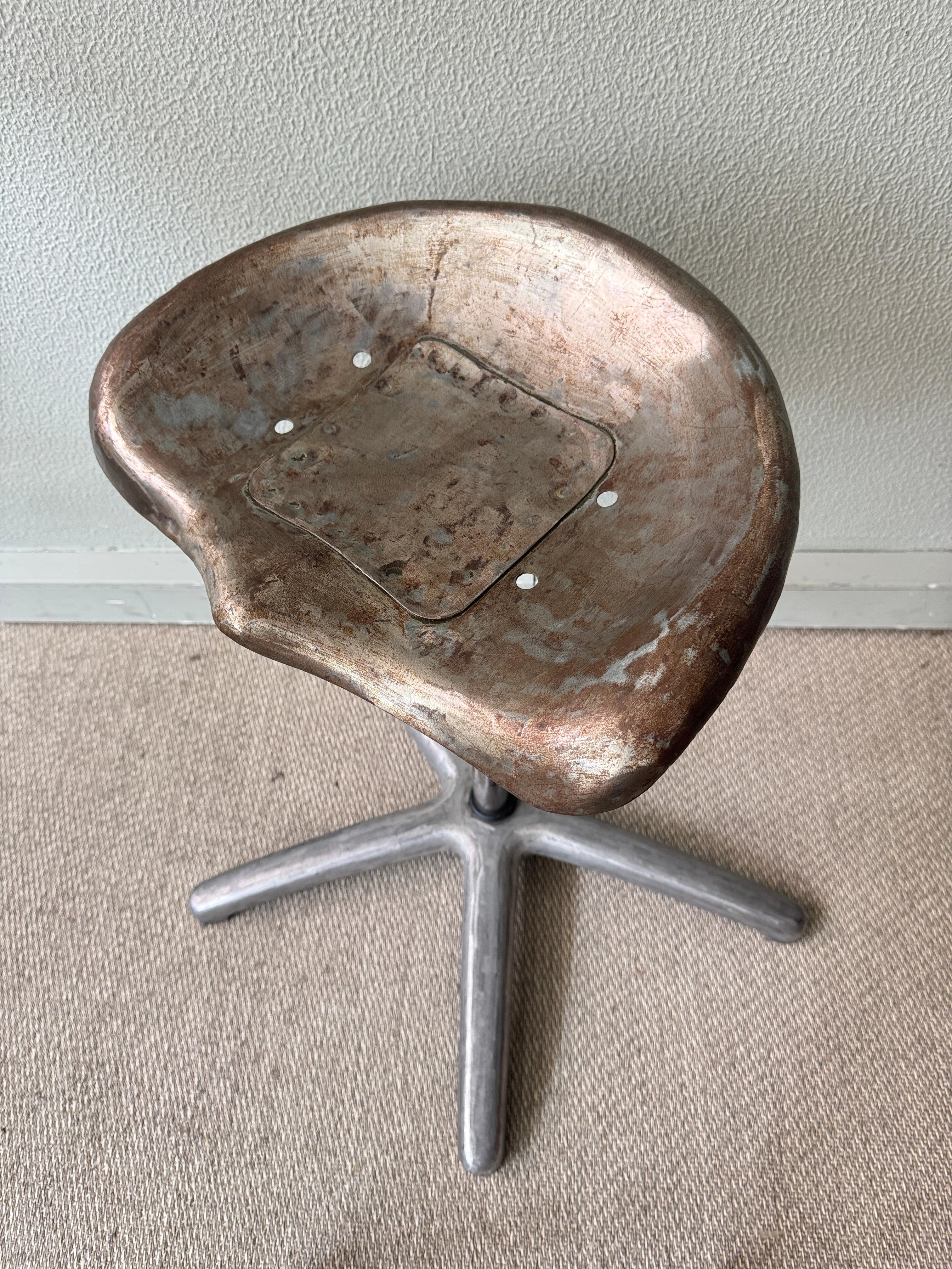 Taburete industrial portugués con asiento de tractor Base giratoria de aluminio fundido Años 70 en venta 3
