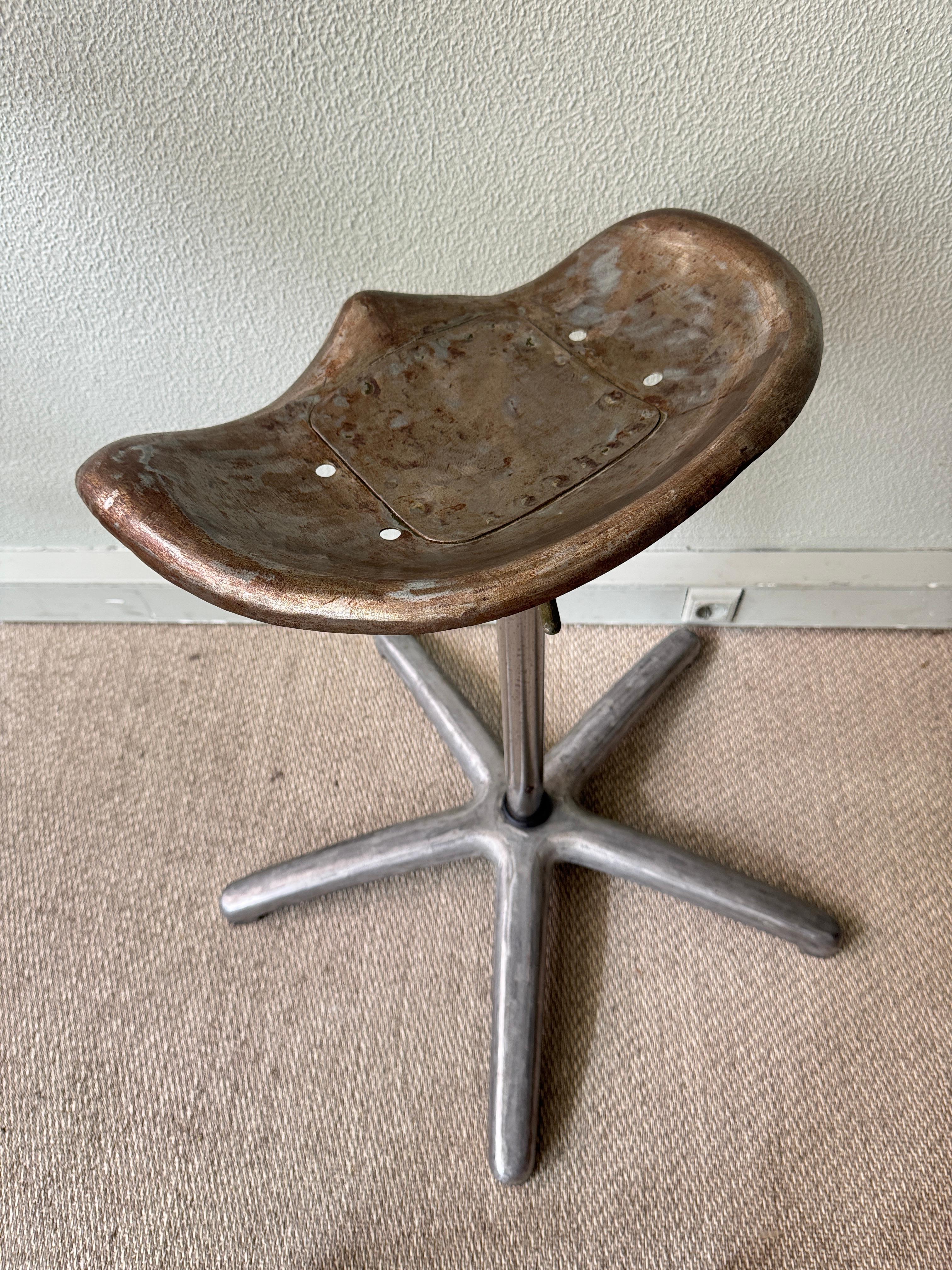 Taburete industrial portugués con asiento de tractor Base giratoria de aluminio fundido Años 70 en venta 5