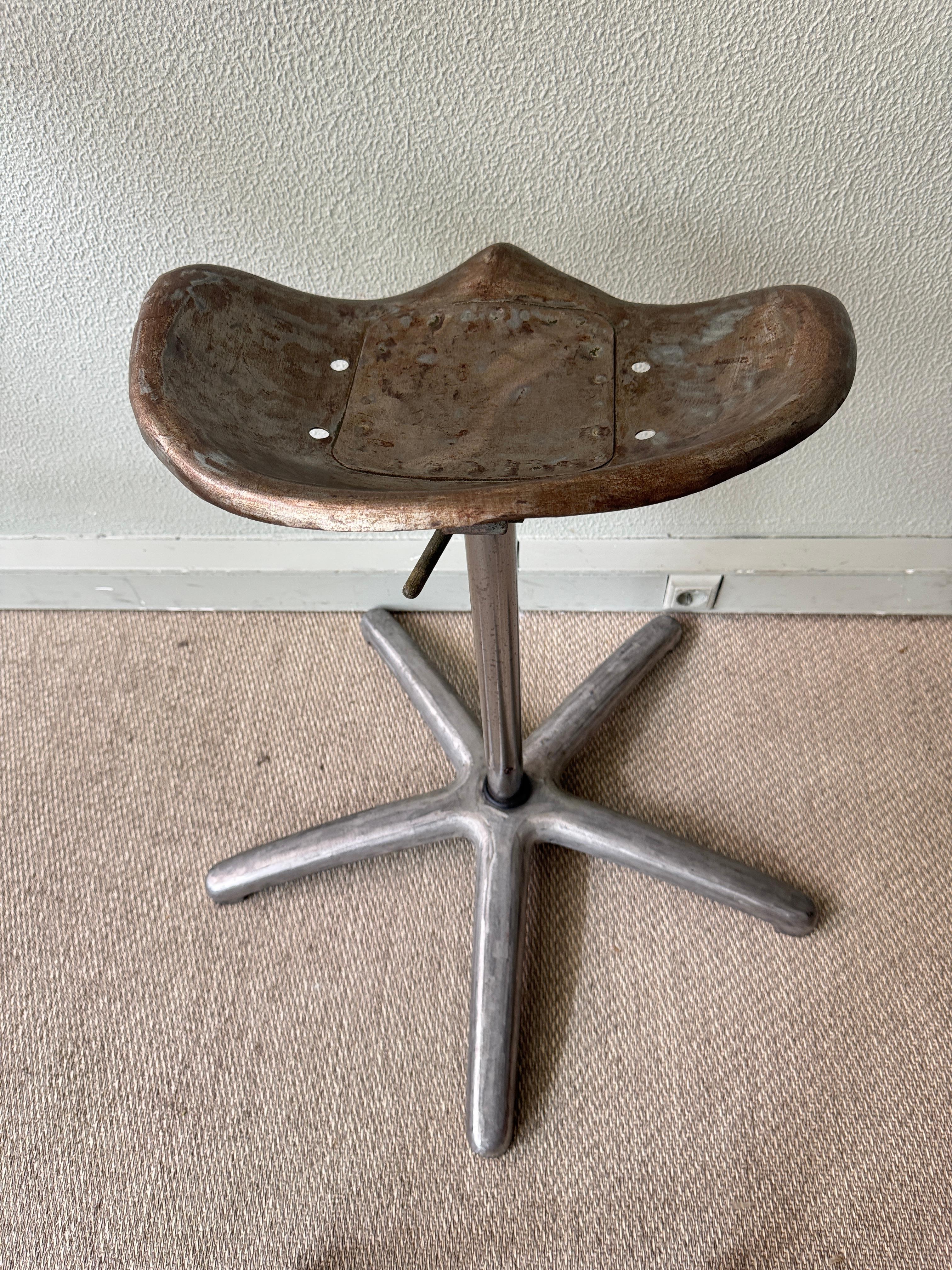 Taburete industrial portugués con asiento de tractor Base giratoria de aluminio fundido Años 70 en venta 6