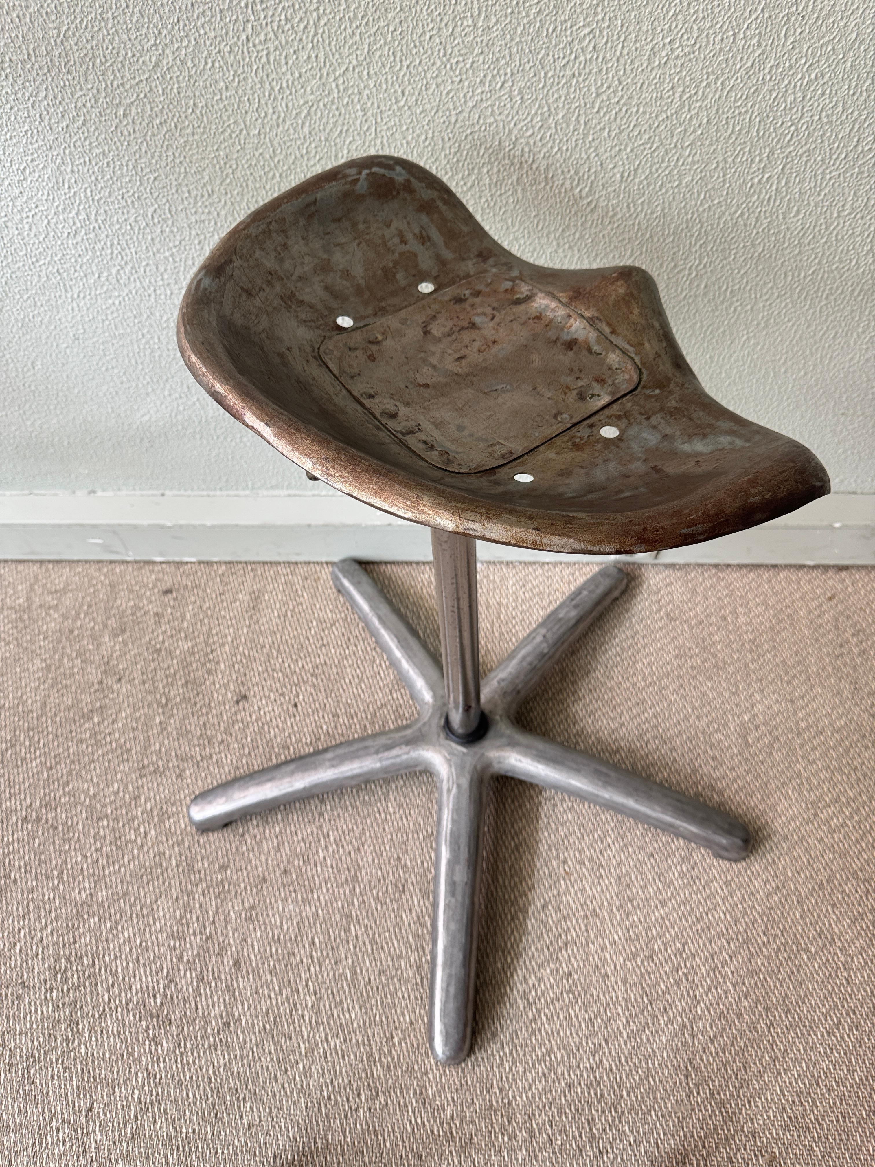 Taburete industrial portugués con asiento de tractor Base giratoria de aluminio fundido Años 70 en venta 7