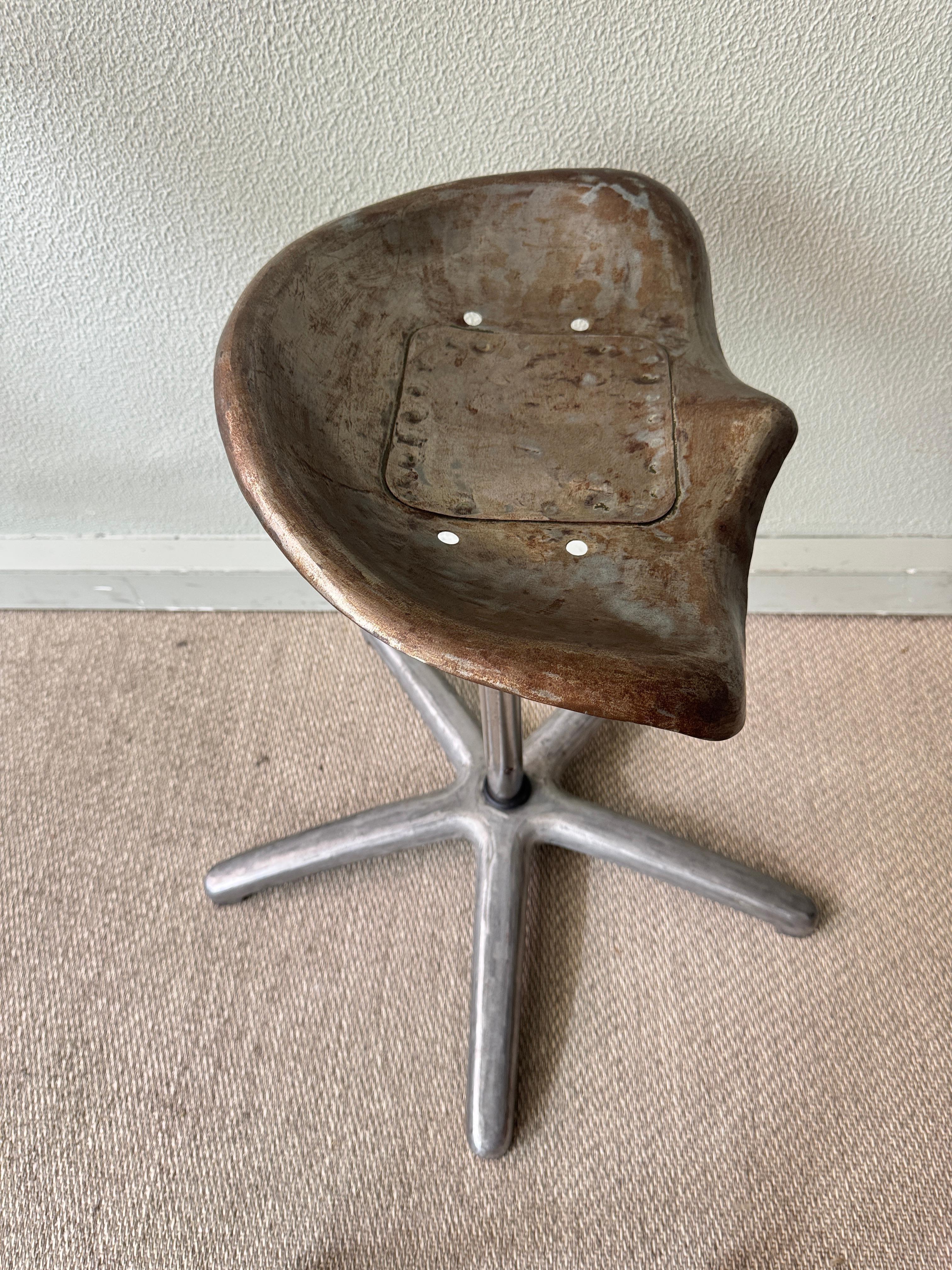 Taburete industrial portugués con asiento de tractor Base giratoria de aluminio fundido Años 70 en venta 8