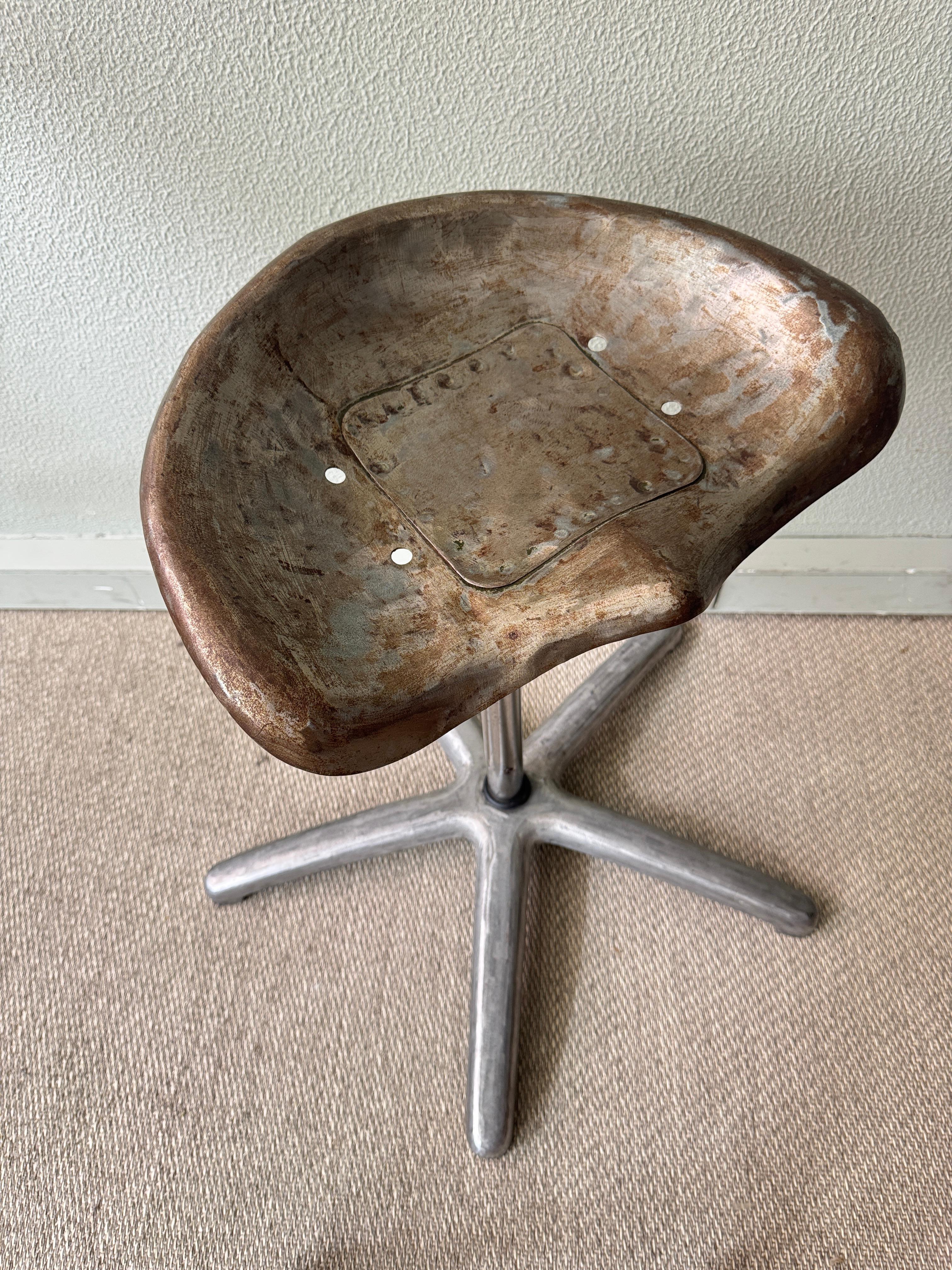 Taburete industrial portugués con asiento de tractor Base giratoria de aluminio fundido Años 70 en venta 9