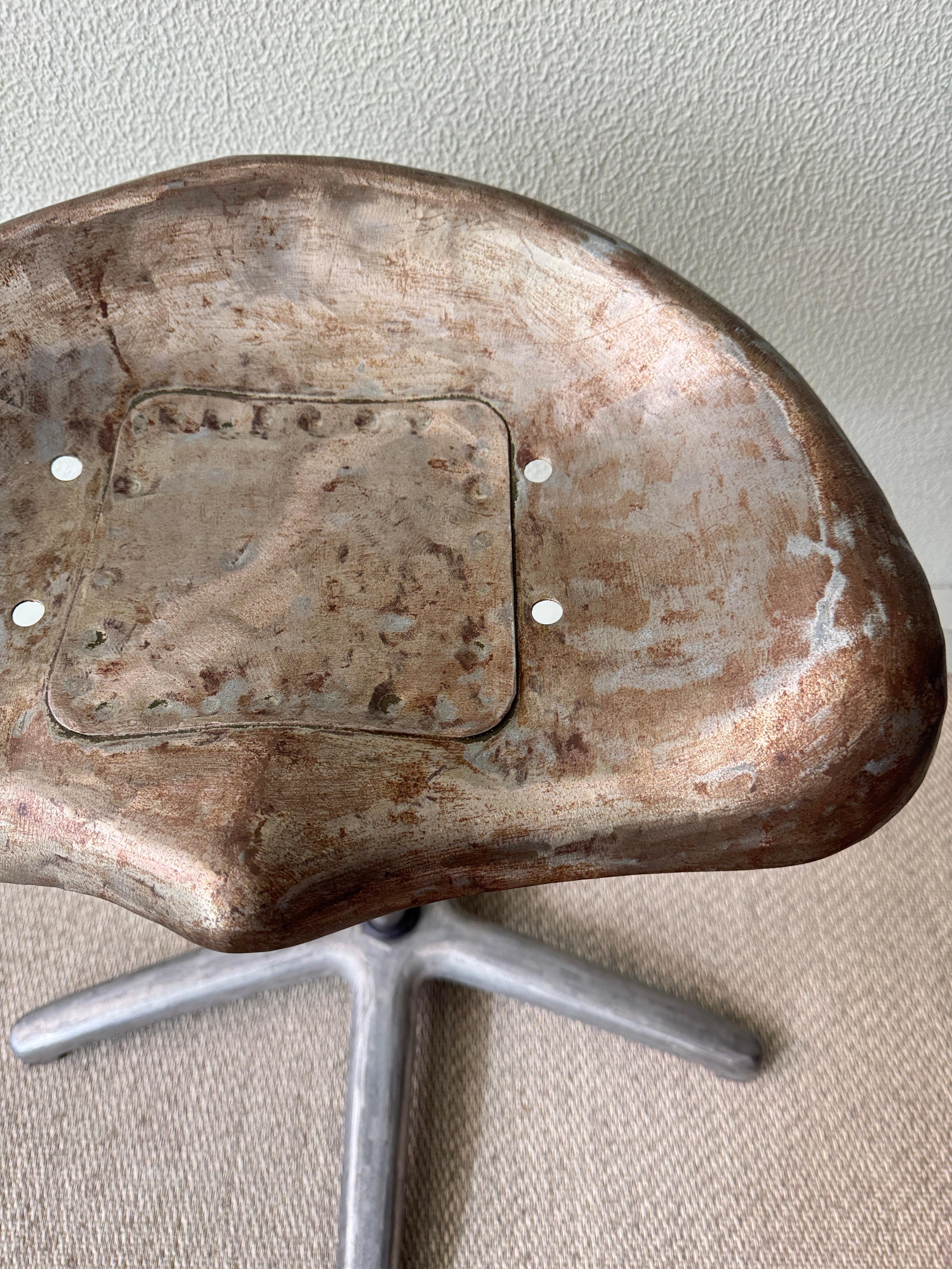 Taburete industrial portugués con asiento de tractor Base giratoria de aluminio fundido Años 70 en venta 12