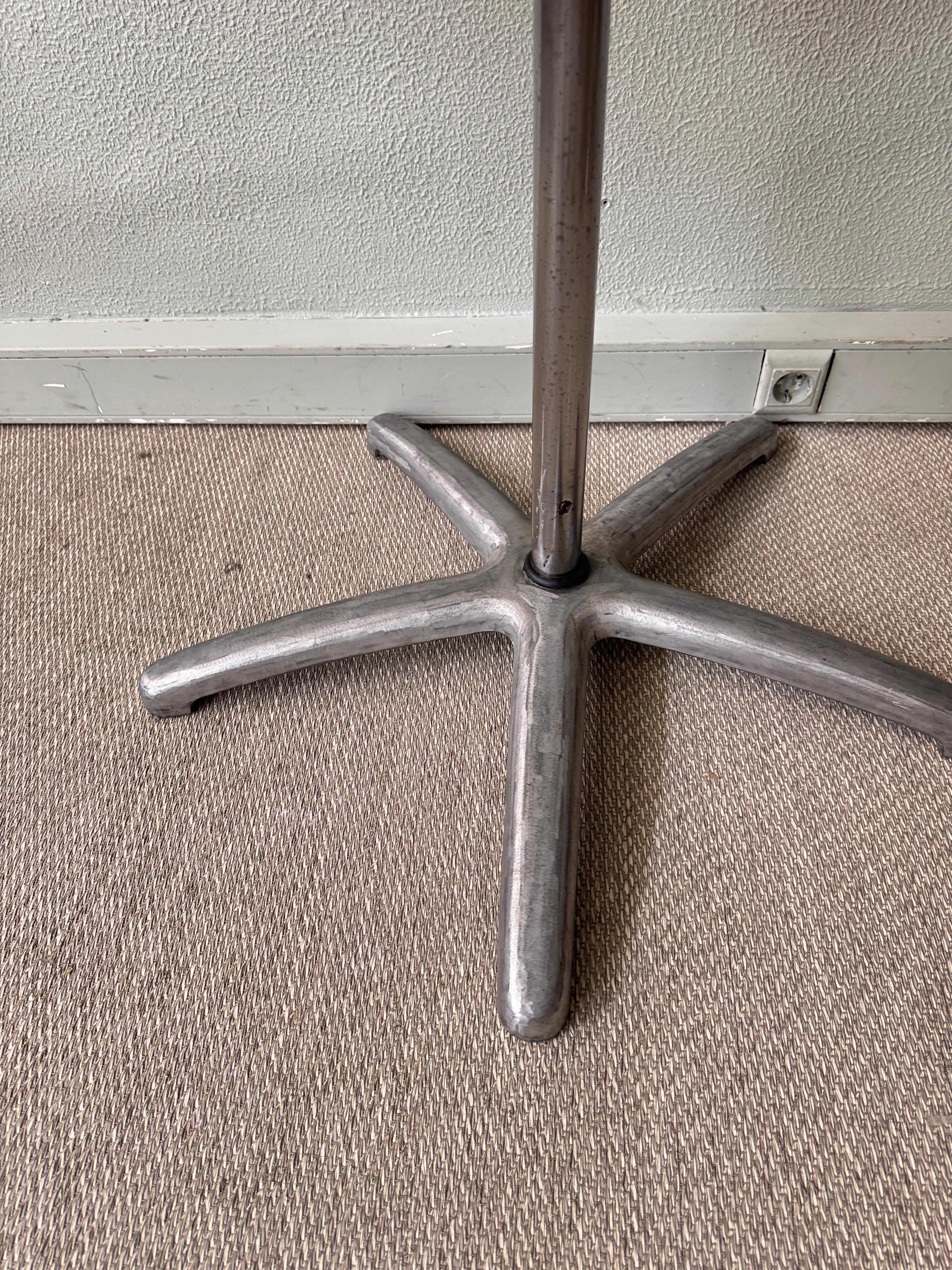 Taburete industrial portugués con asiento de tractor Base giratoria de aluminio fundido Años 70 en venta 13