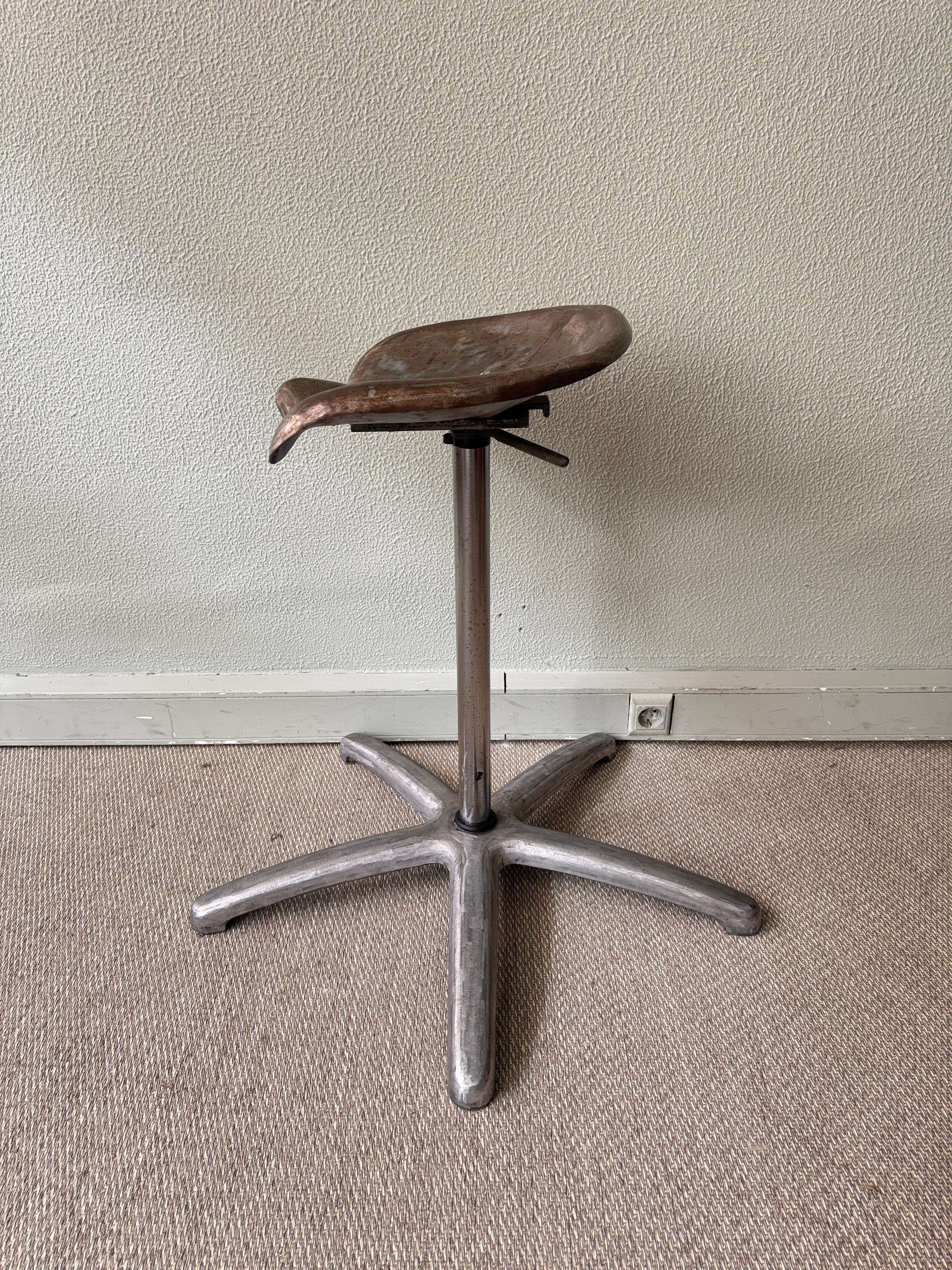 Taburete industrial portugués con asiento de tractor Base giratoria de aluminio fundido Años 70 Moderno de mediados de siglo en venta