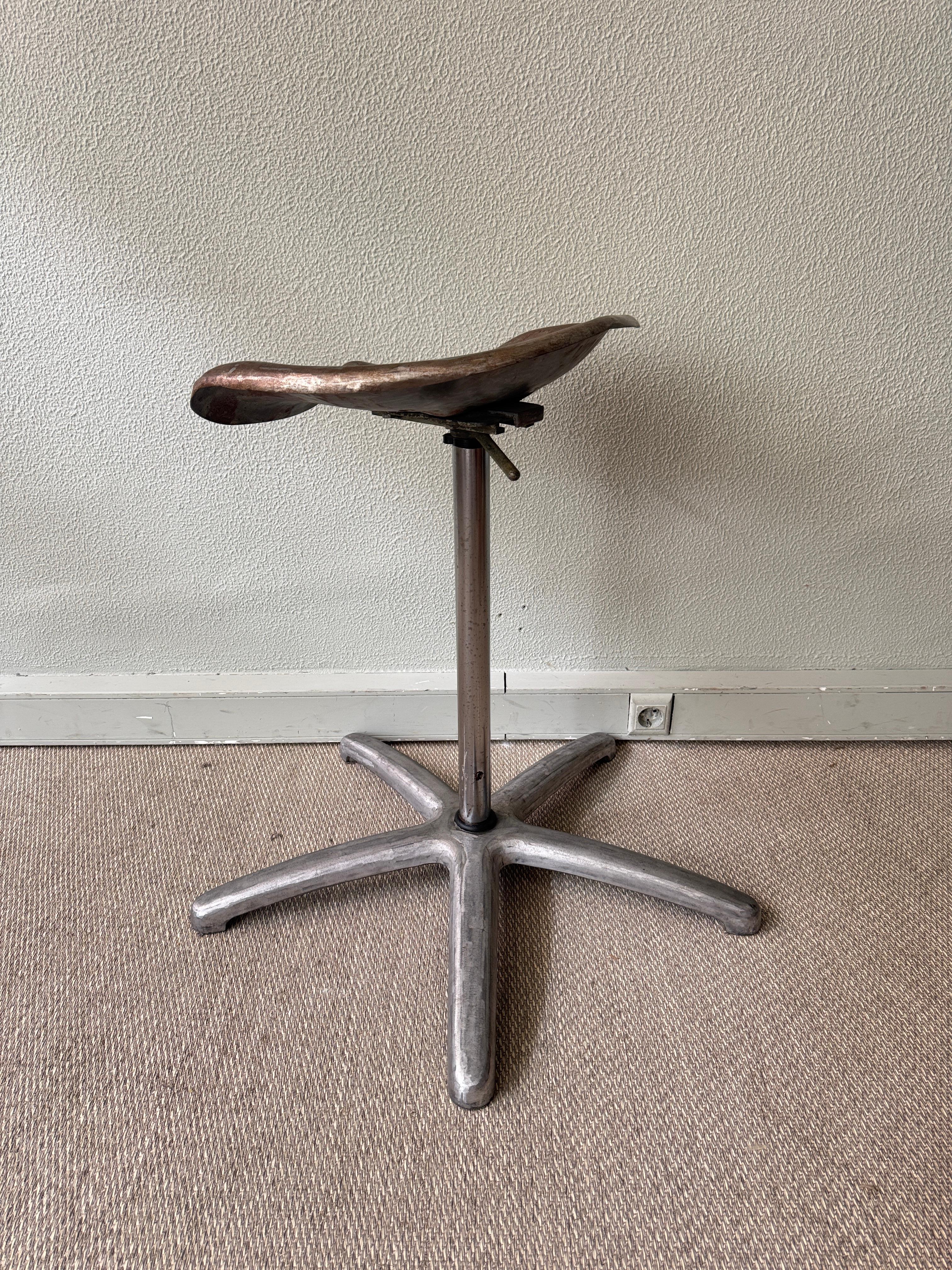 Taburete industrial portugués con asiento de tractor Base giratoria de aluminio fundido Años 70 Portugués en venta