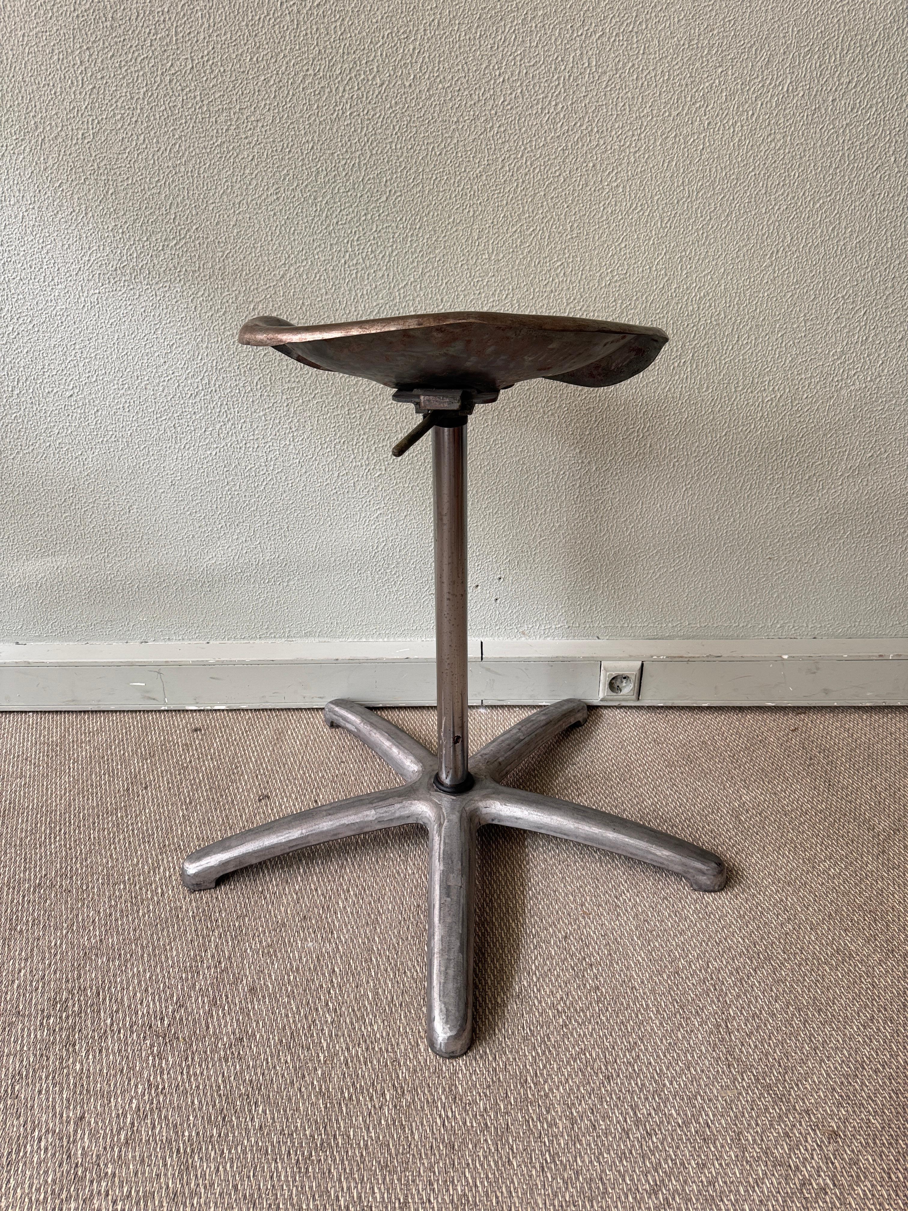 Taburete industrial portugués con asiento de tractor Base giratoria de aluminio fundido Años 70 en Bueno estado para la venta en Lisboa, PT