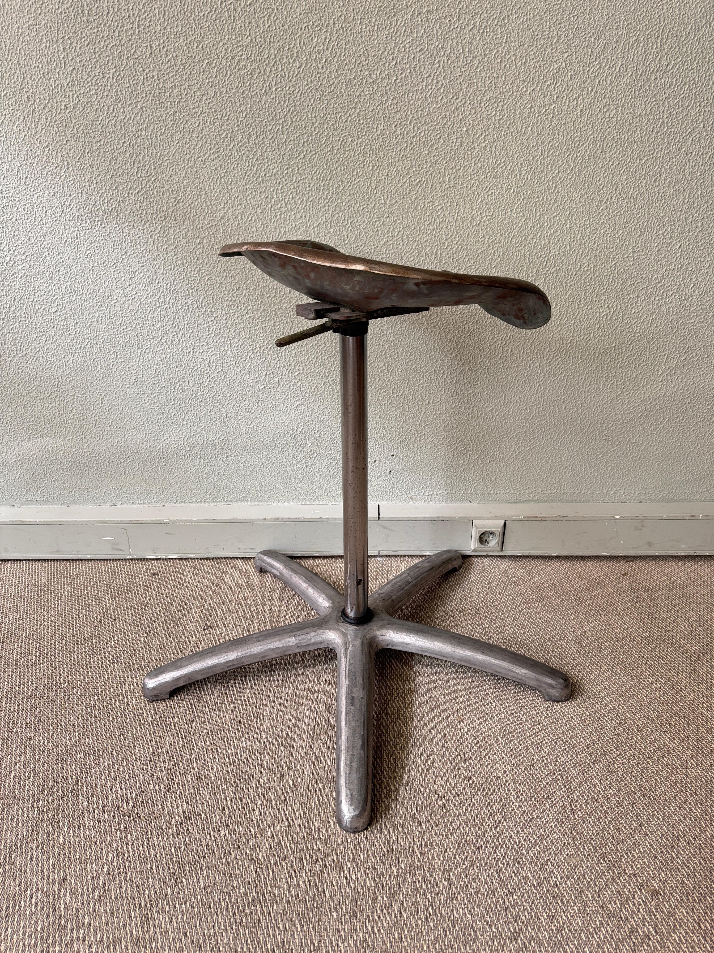 Taburete industrial portugués con asiento de tractor Base giratoria de aluminio fundido Años 70 finales del siglo XX en venta