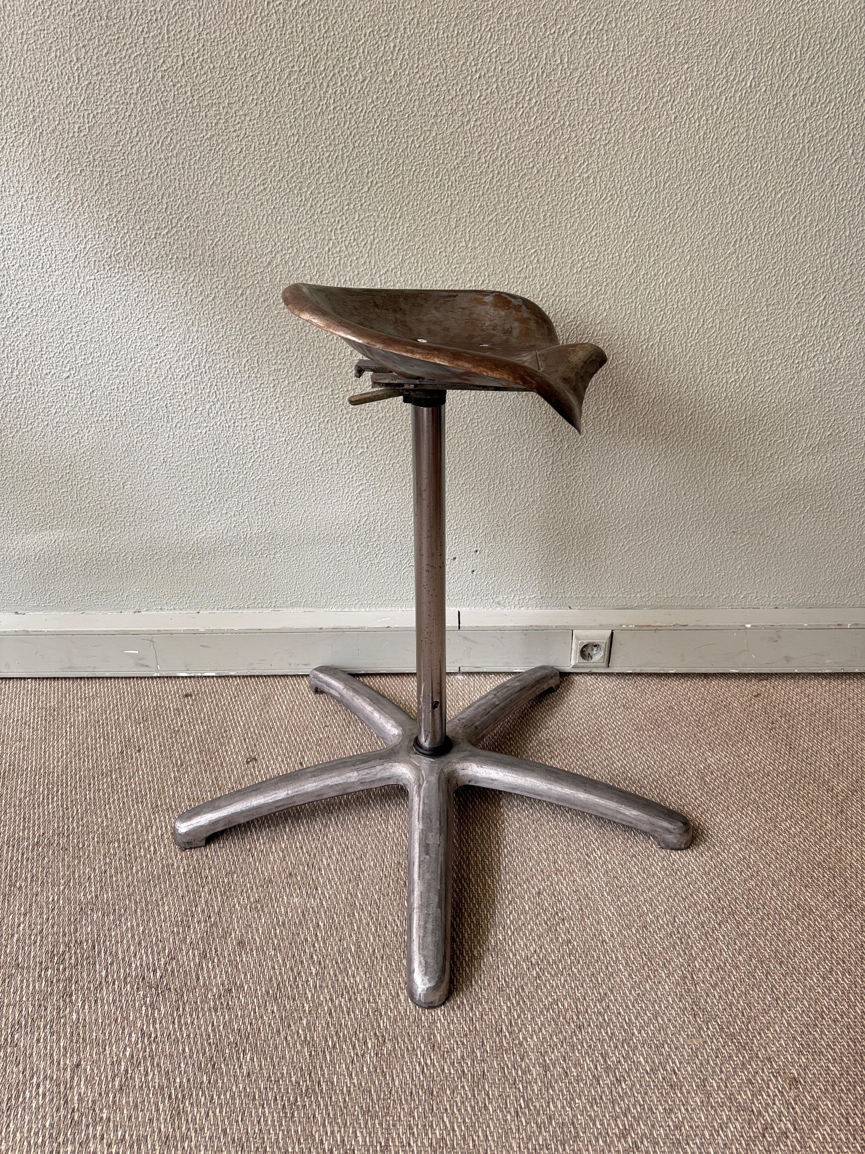 Taburete industrial portugués con asiento de tractor Base giratoria de aluminio fundido Años 70 Aluminio en venta