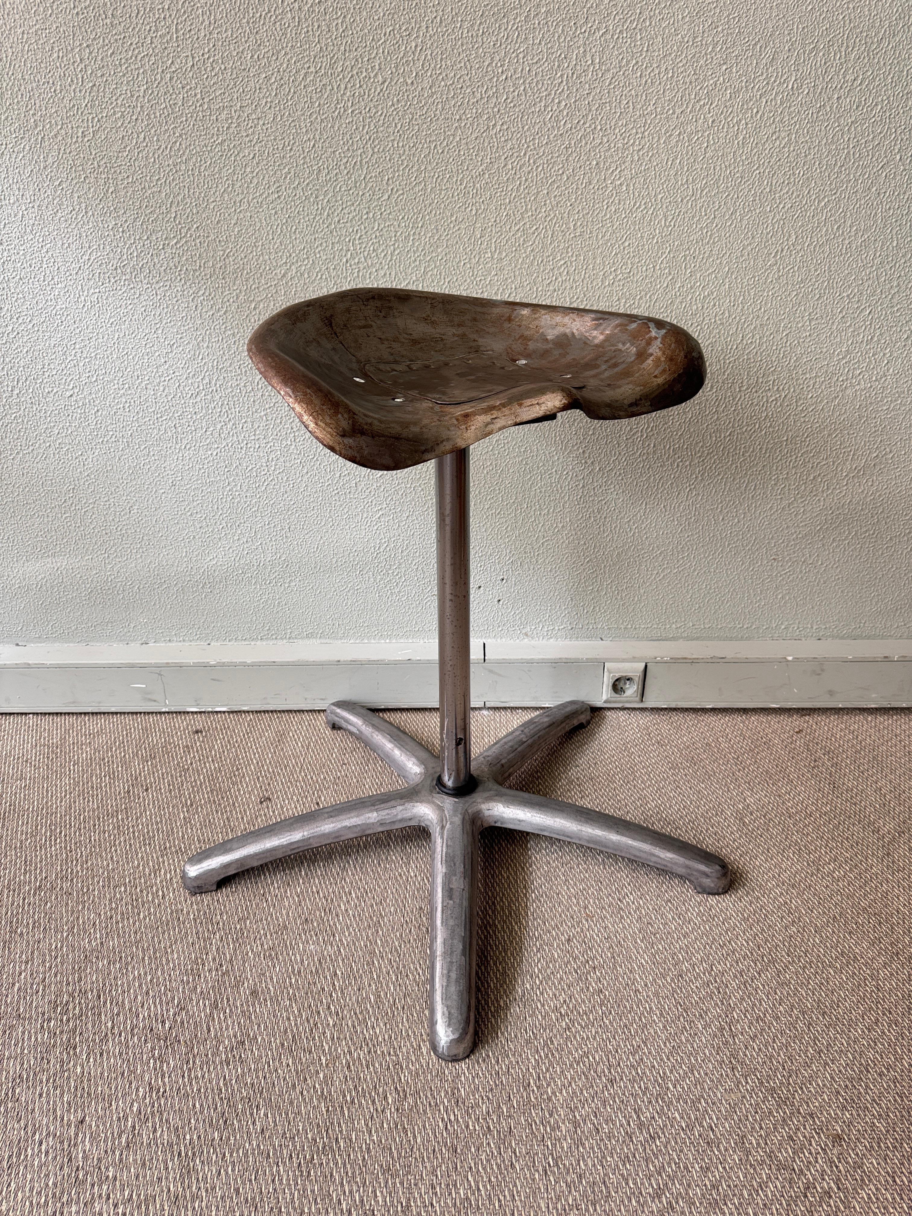Taburete industrial portugués con asiento de tractor Base giratoria de aluminio fundido Años 70 en venta 1