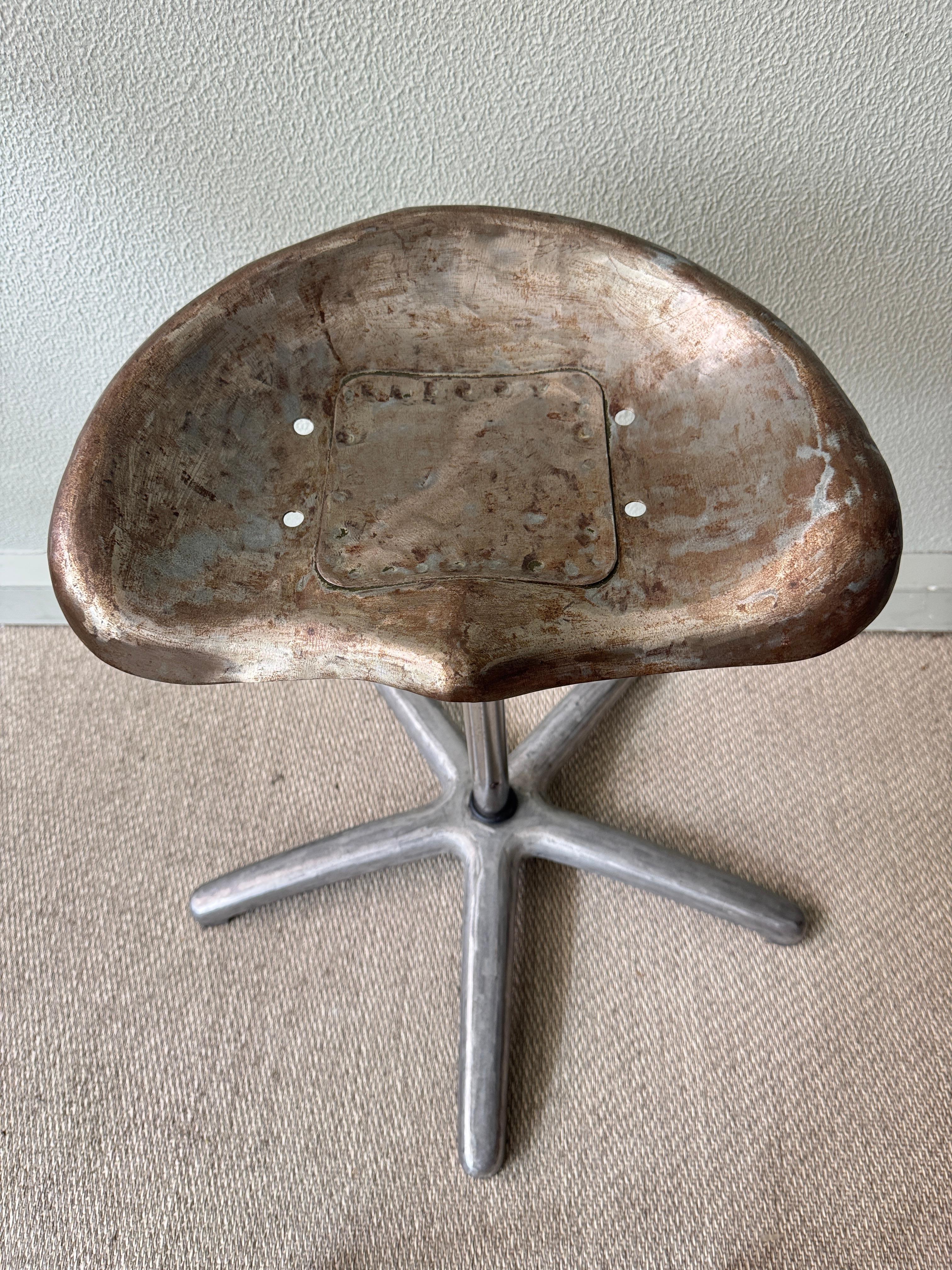 Taburete industrial portugués con asiento de tractor Base giratoria de aluminio fundido Años 70 en venta 2