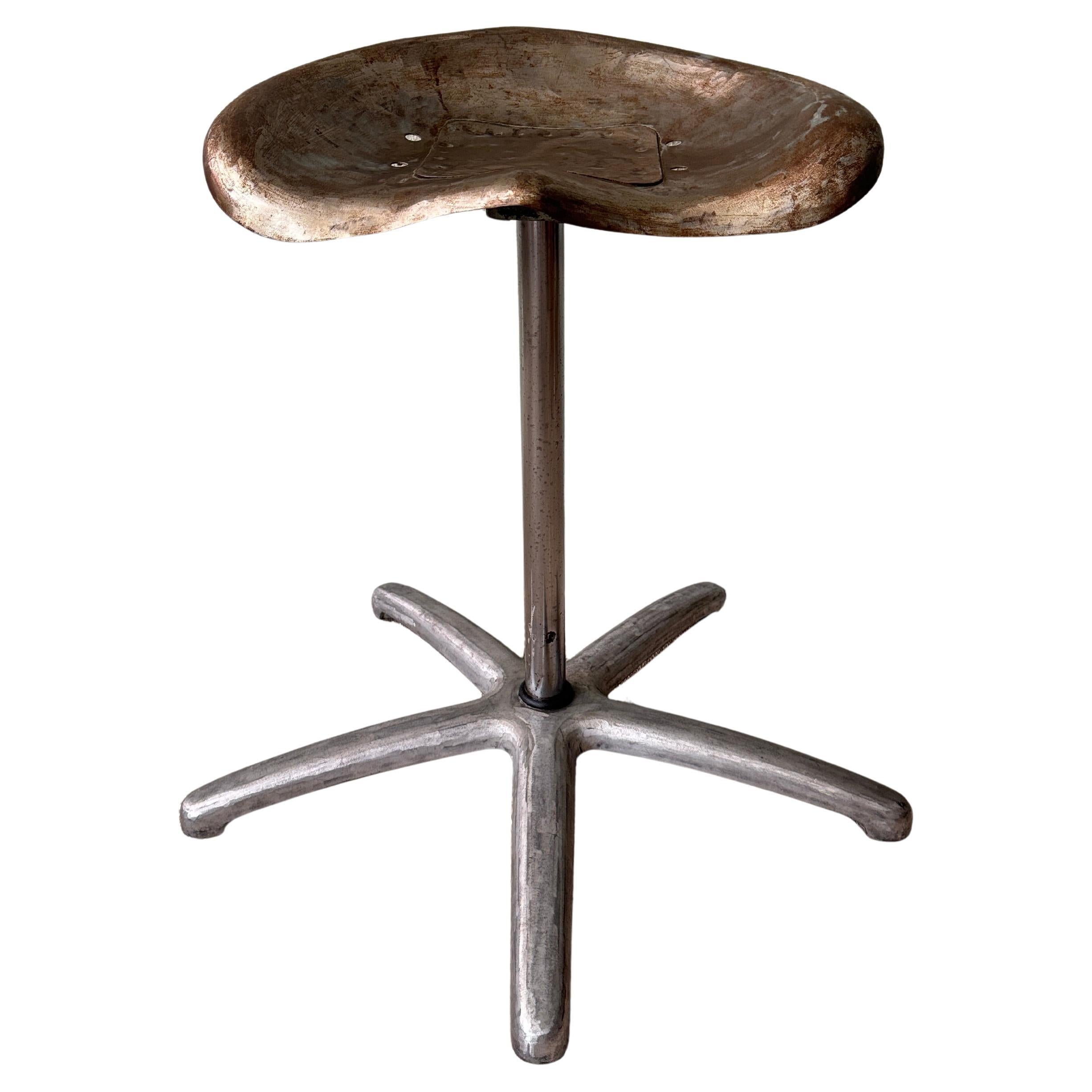 Taburete industrial portugués con asiento de tractor Base giratoria de aluminio fundido Años 70 en venta