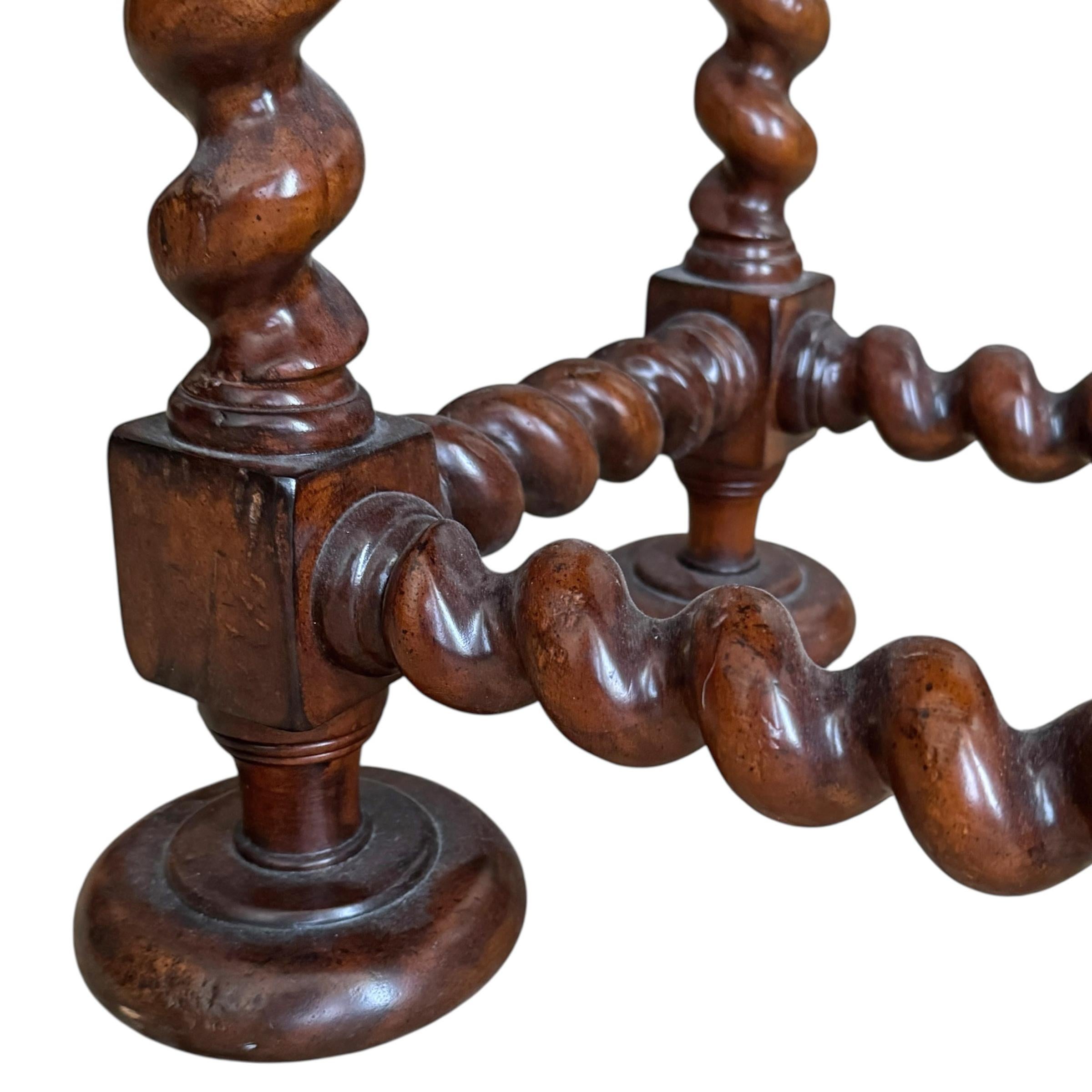 Table d'appoint ornementée d'inspiration portugaise en vente 3