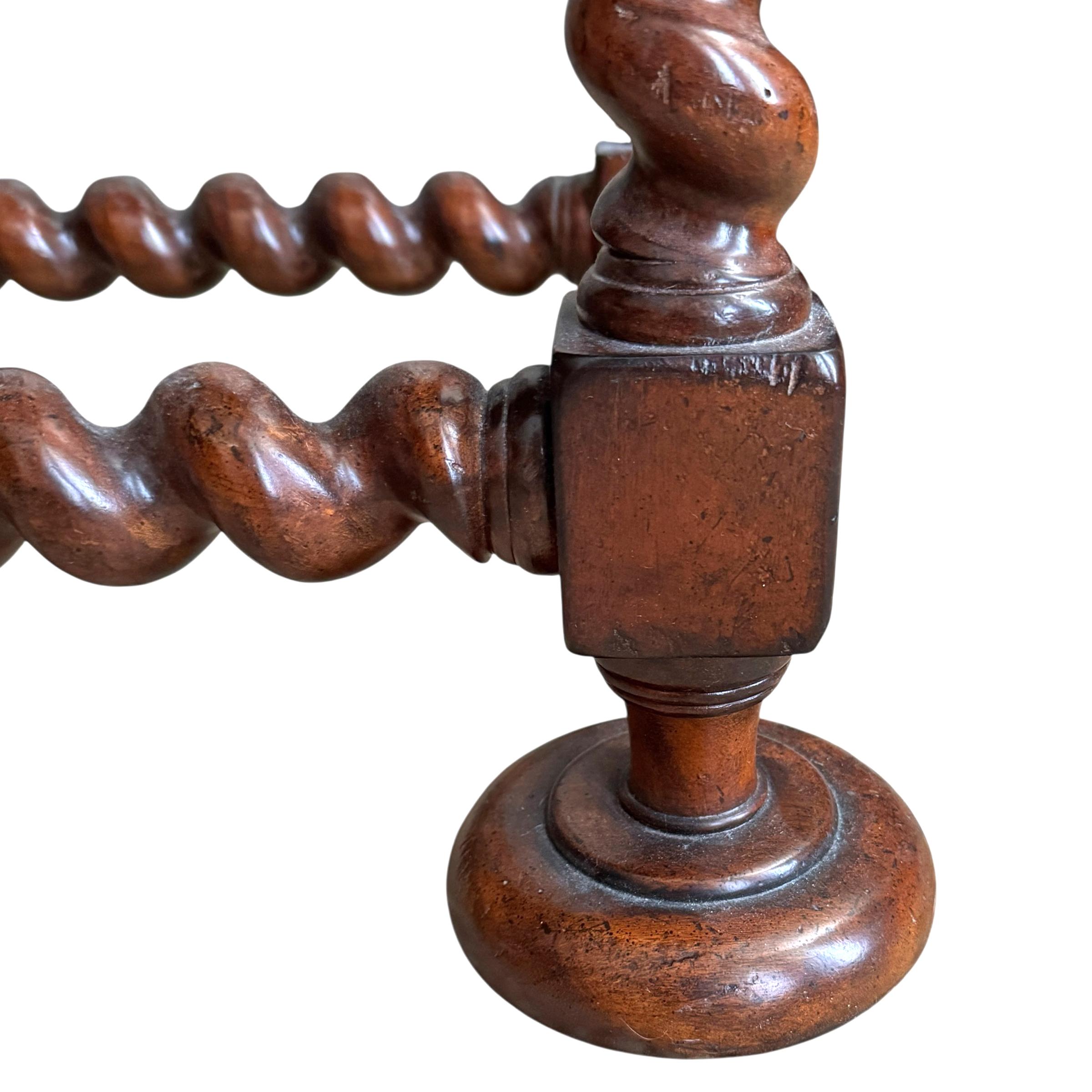 Table d'appoint ornementée d'inspiration portugaise en vente 4