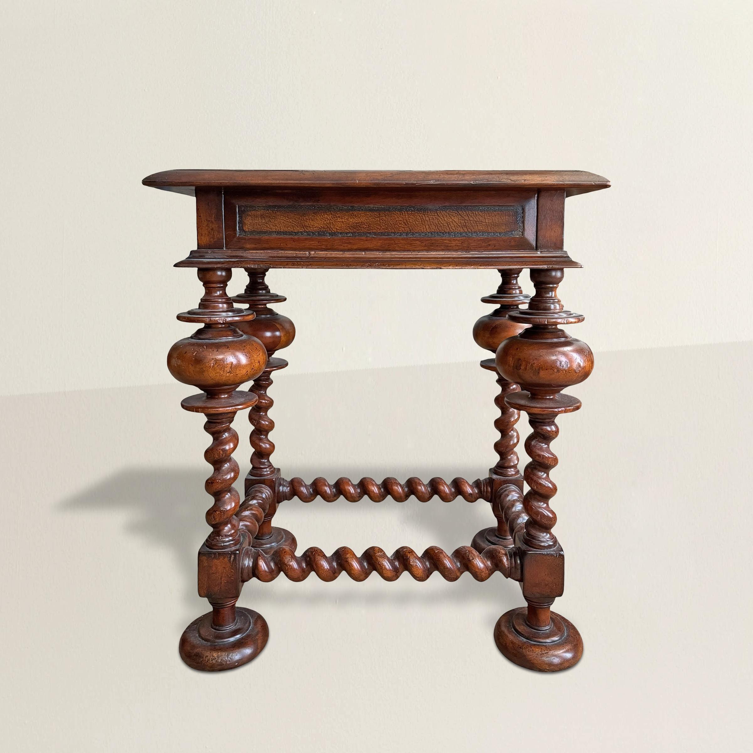 Le noyer, le cuir et le laiton - trois matériaux, chacun luxueux en soi - sont ici réunis dans une pièce qui porte son histoire avec une certaine assurance. Inspirée de la tradition du mobilier ibérique du XVIIe siècle, où les meubles étaient autant