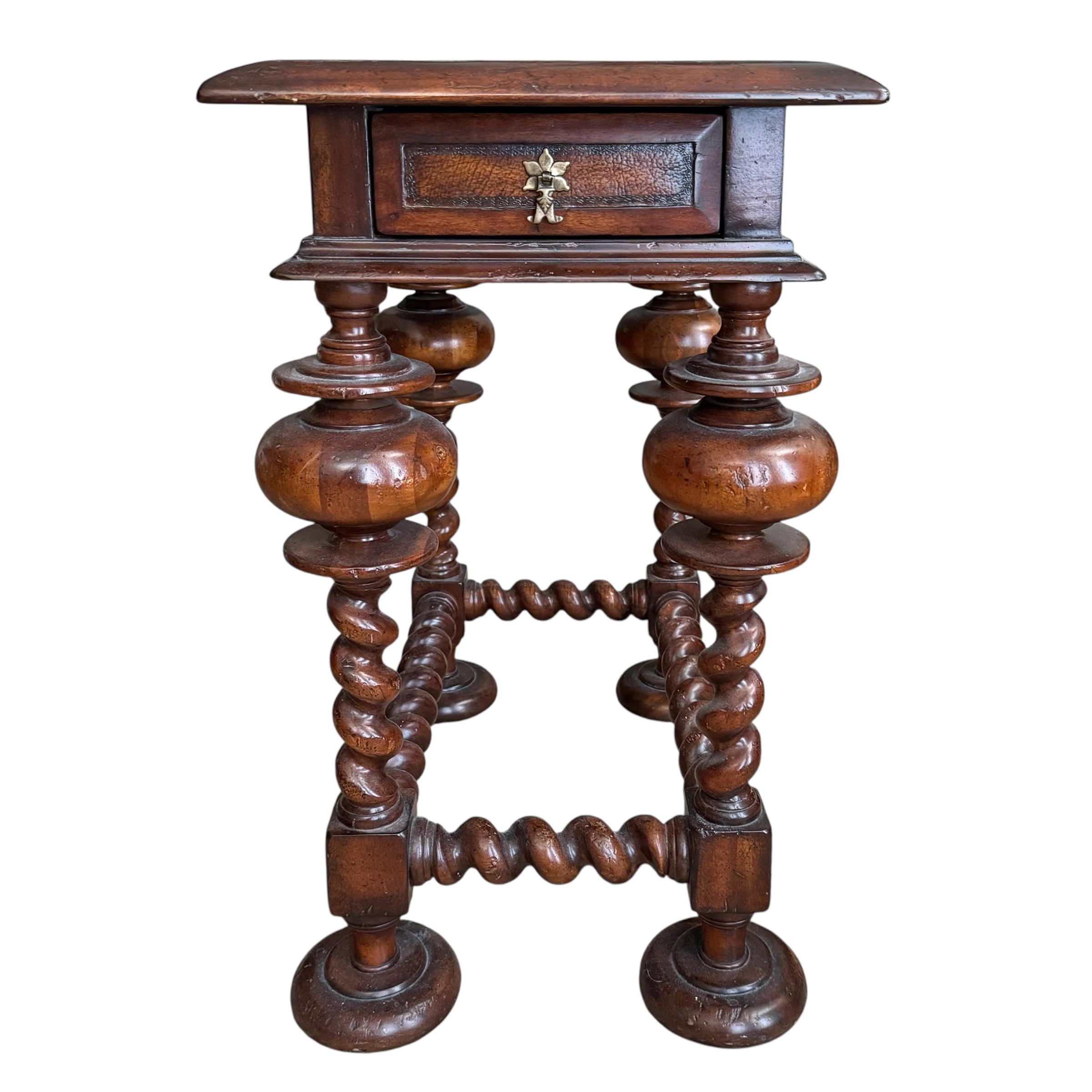 Américain Table d'appoint ornementée d'inspiration portugaise en vente