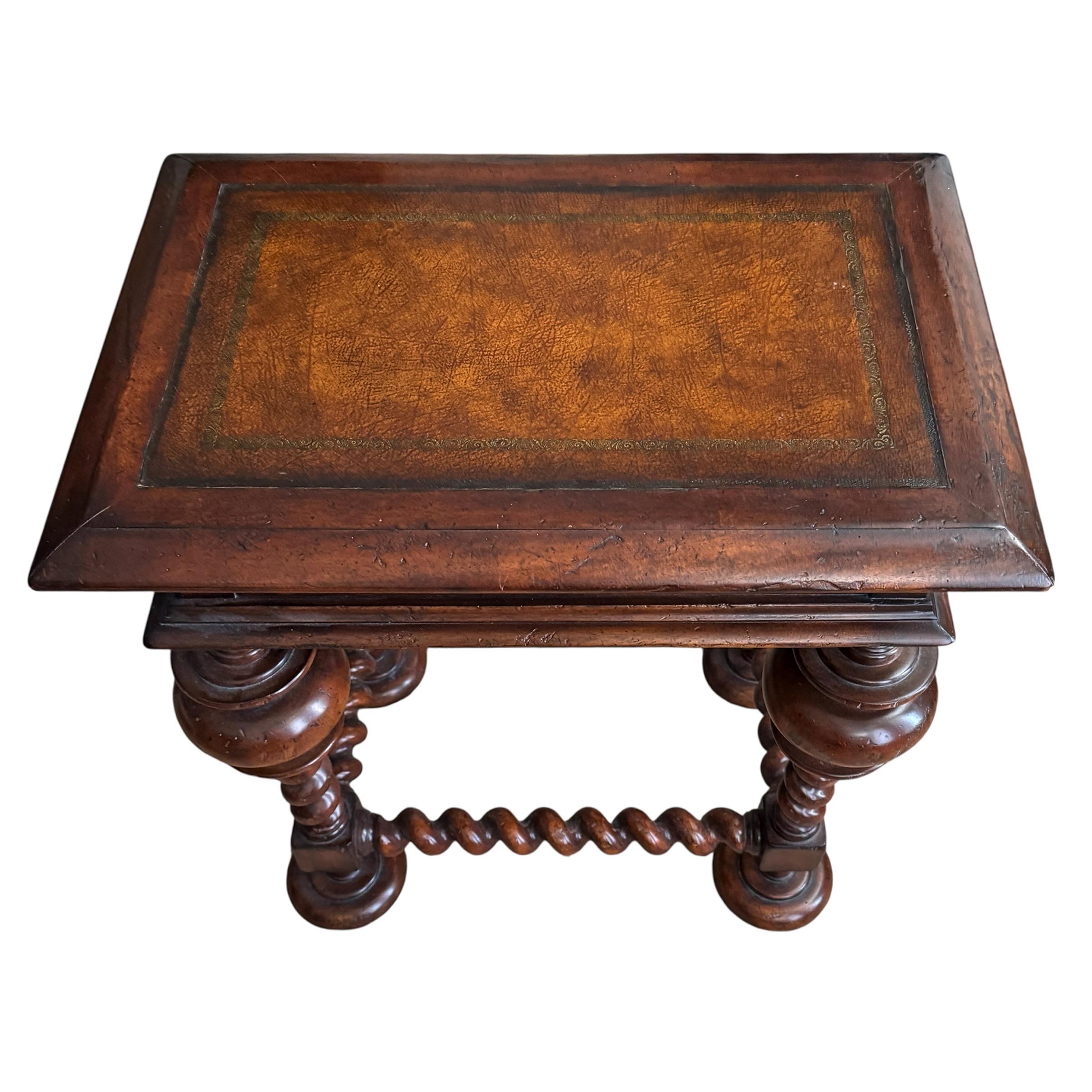 Table d'appoint ornementée d'inspiration portugaise Bon état - En vente à Chicago, IL