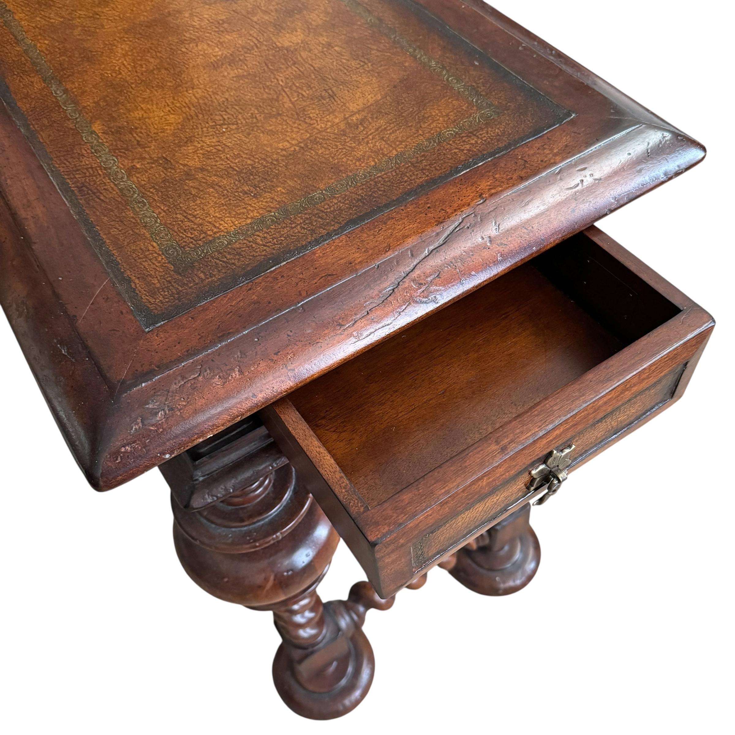 Noyer Table d'appoint ornementée d'inspiration portugaise en vente