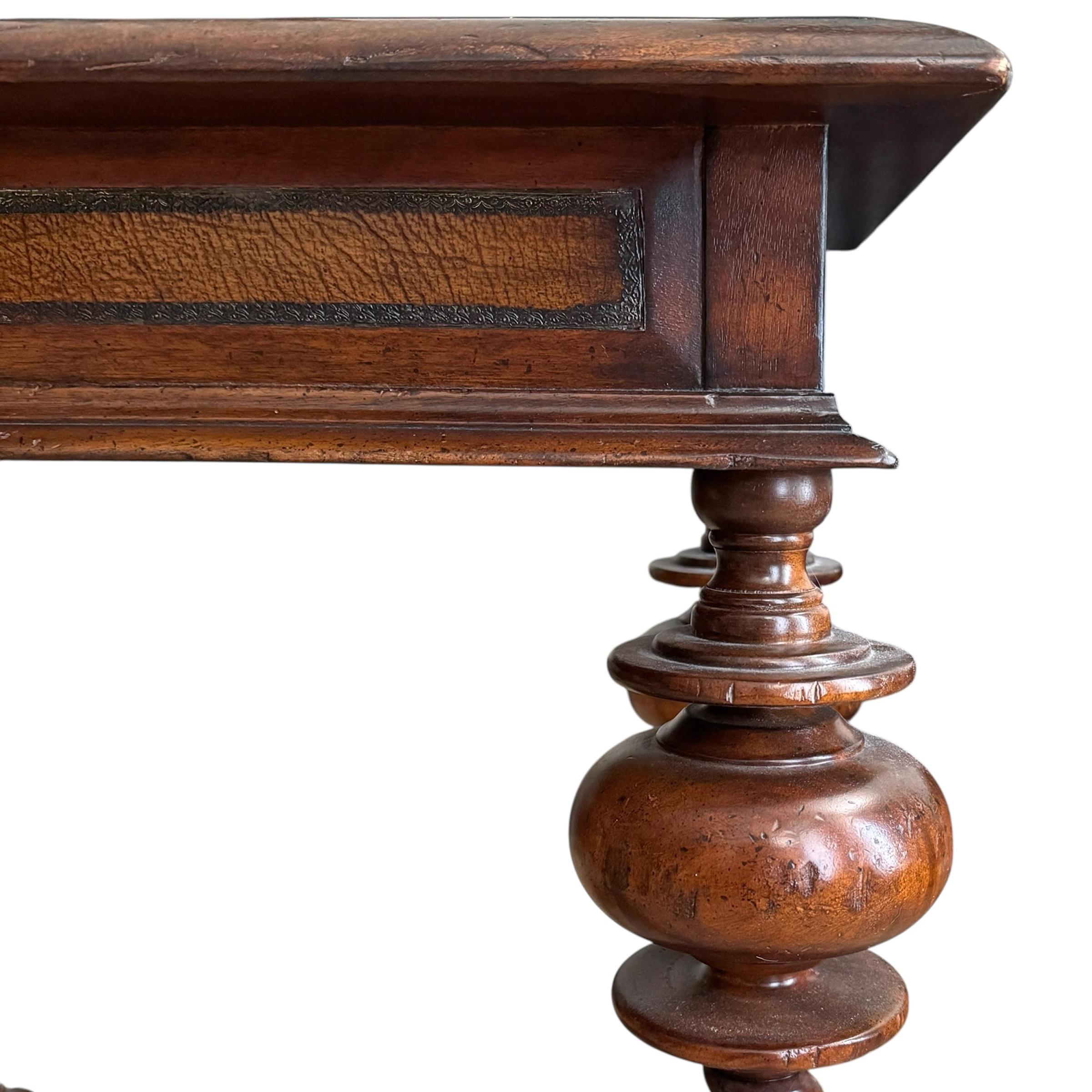 Table d'appoint ornementée d'inspiration portugaise en vente 1